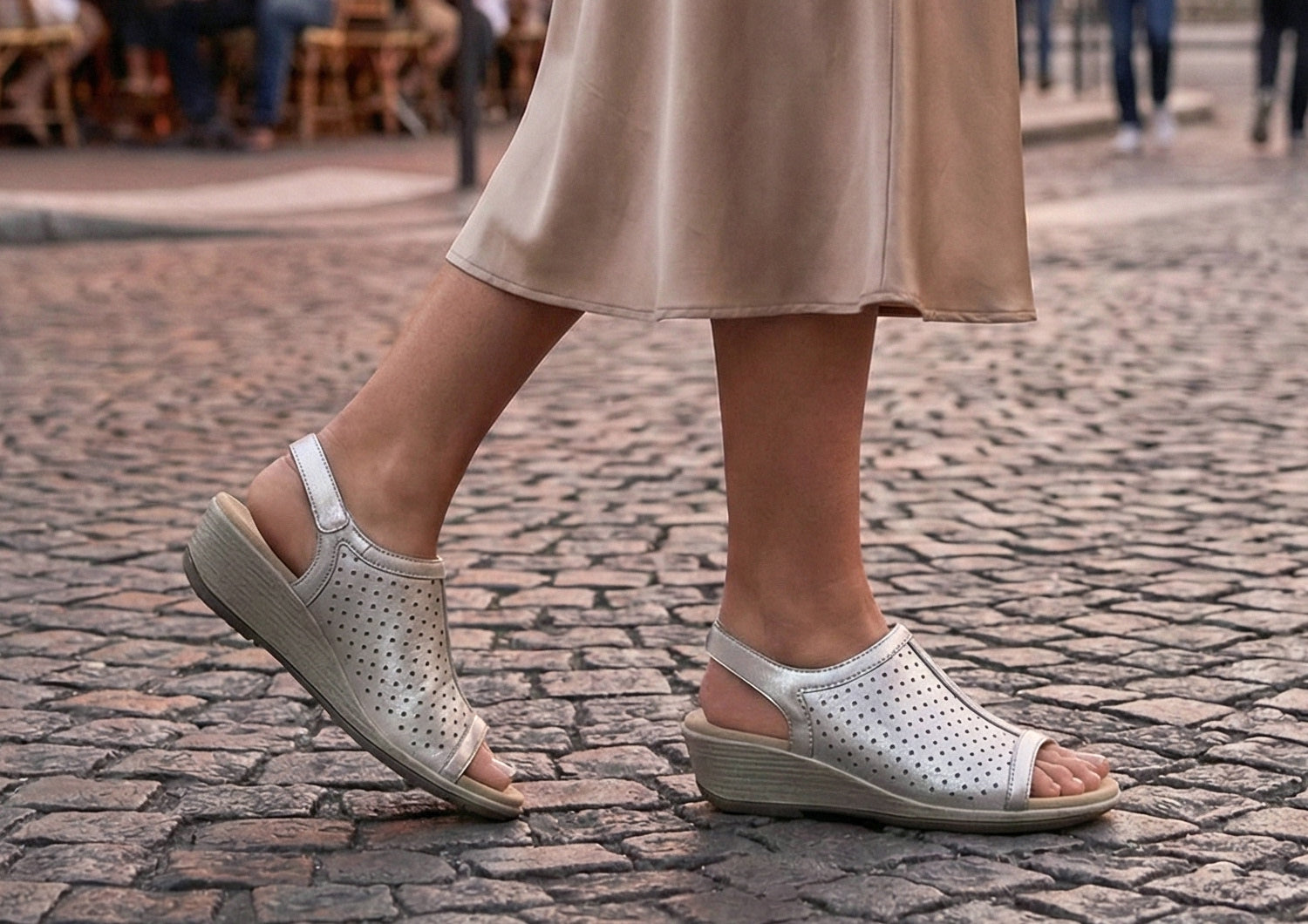 Hazel – Schimmernde Eleganz in metallic Platin - By Qivii