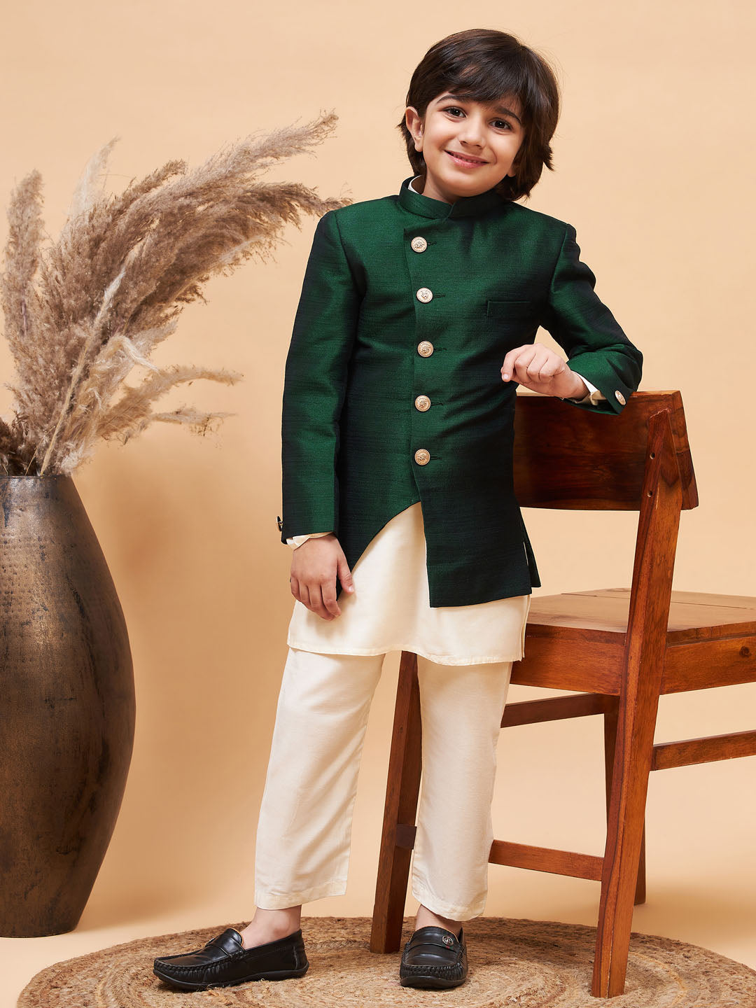 VASTRAMAY Boy's Green Indo Western Jacket With Cream Kurta And Pyjama Set - qivii