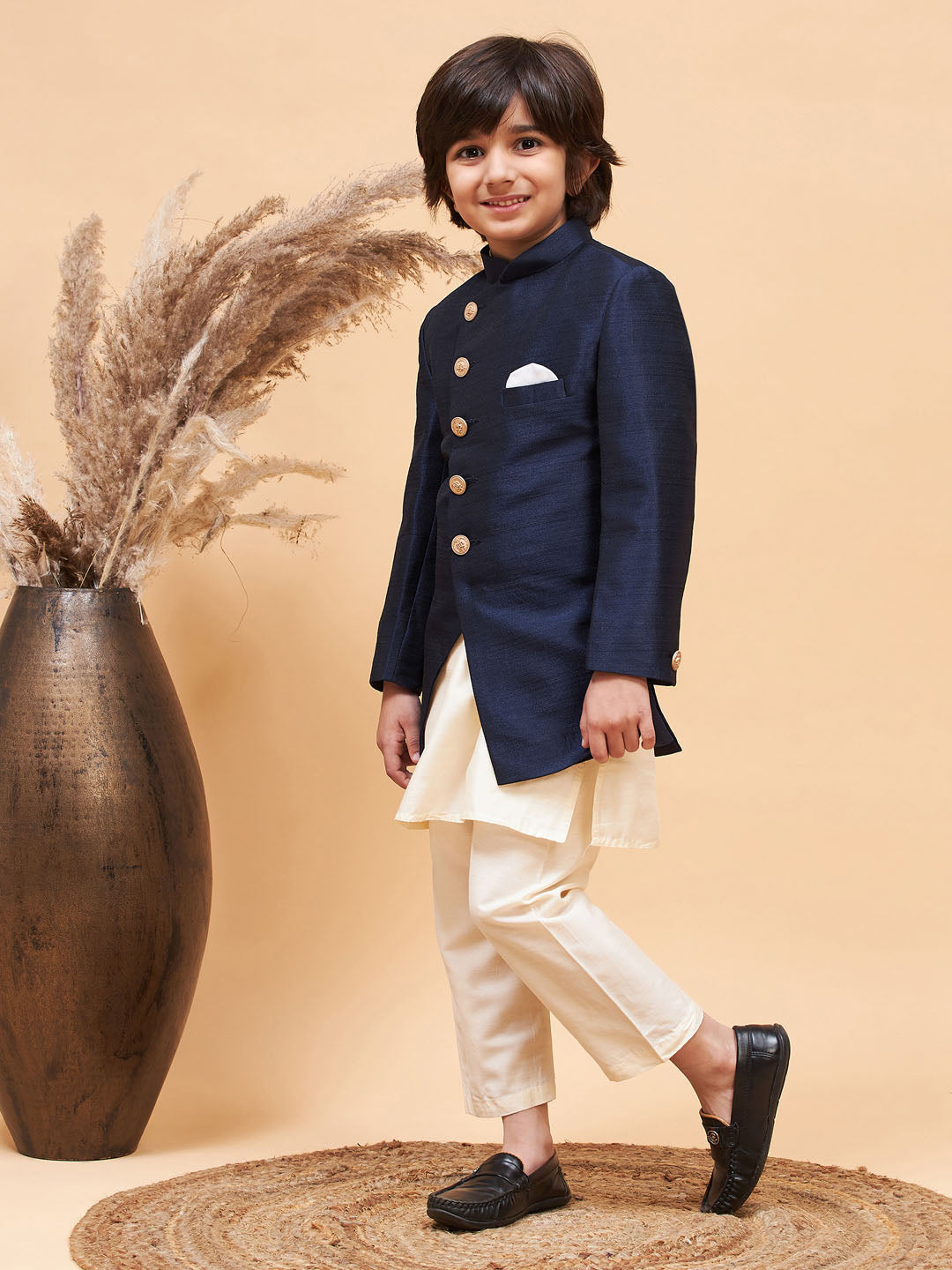 VASTRAMAY Boy's Navy Blue Indo Western Jacket With Cream Kurta And Pyjama Set - qivii