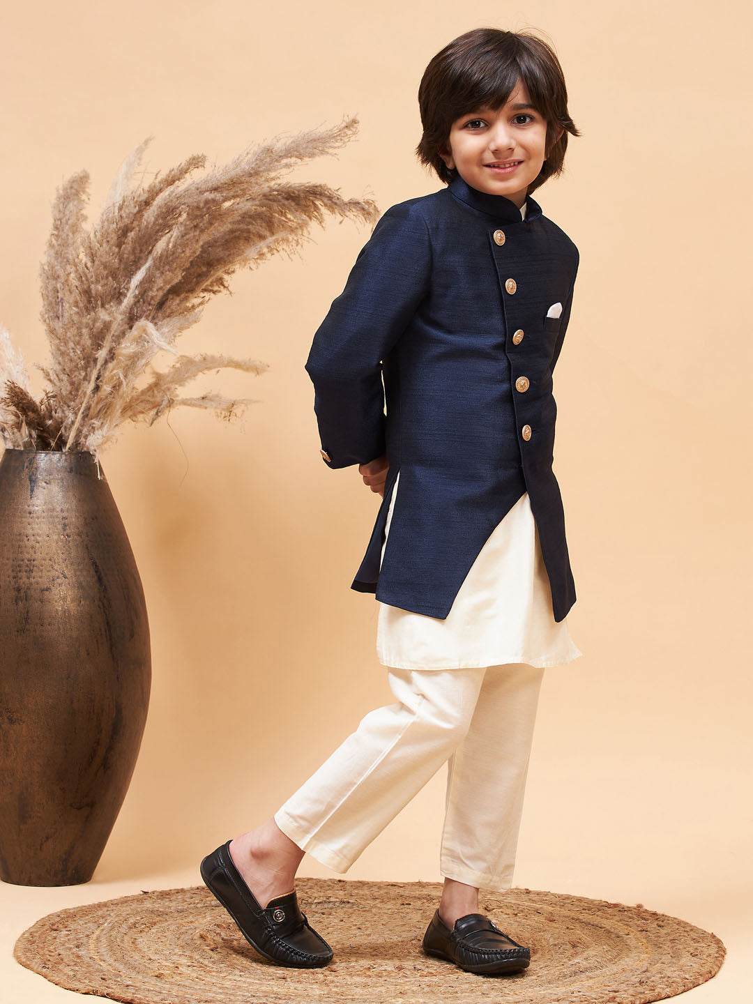 VASTRAMAY Boy's Navy Blue Indo Western Jacket With Cream Kurta And Pyjama Set - qivii