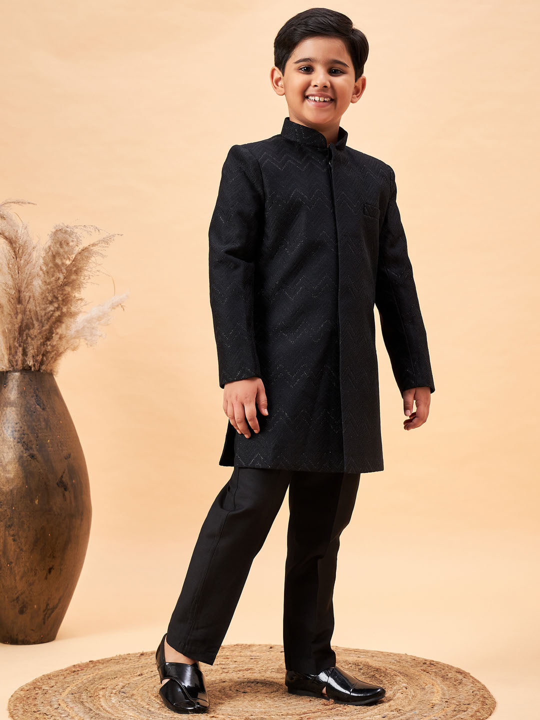 VASTRAMAY Boy's Black Glitter Indo Western Sherwani Set - qivii