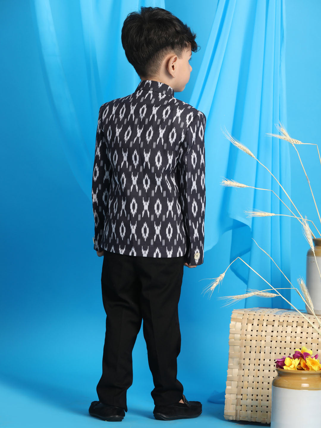 VASTRAMAY Boy's Black Ikkat Print Traditional Jodhpuri - qivii