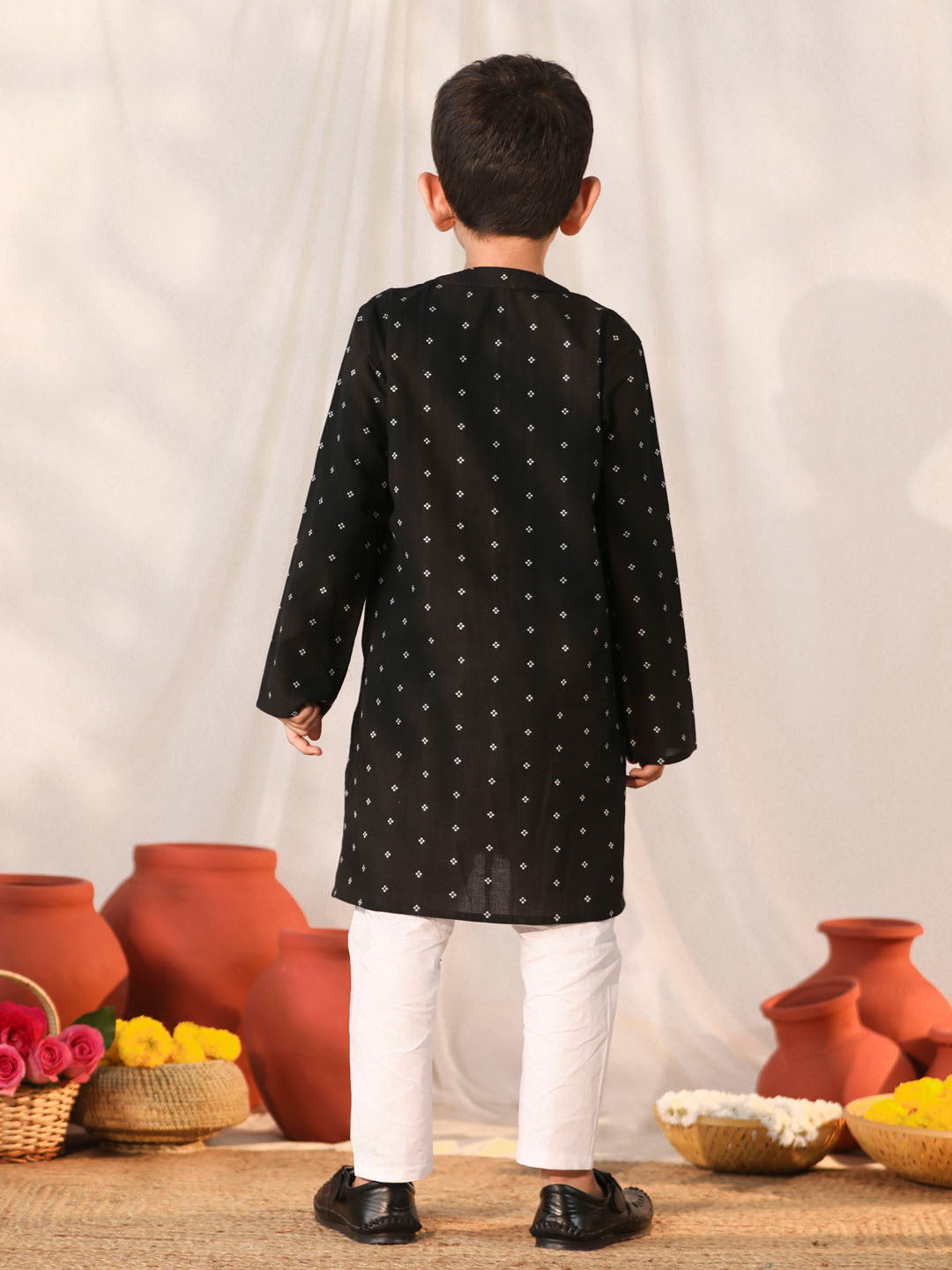 VASTRAMAY Boys' Black Kurta Pyjama Set - qivii