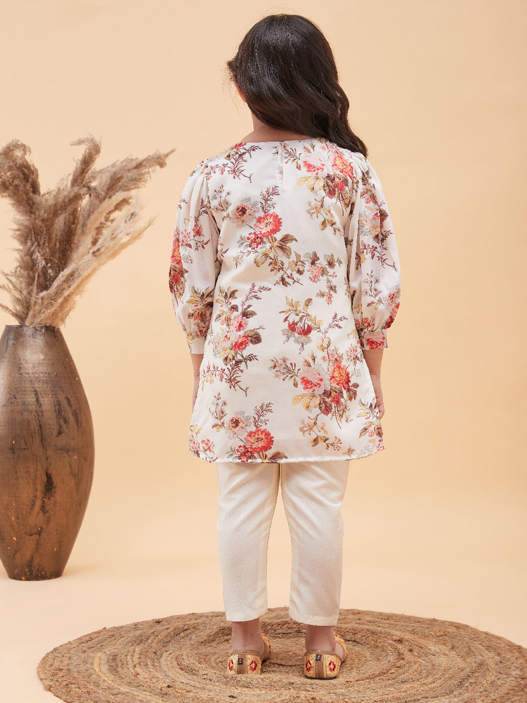 VASTRAMAY Girls Cream Floral Printed Kurta With Cream Pant Set - qivii