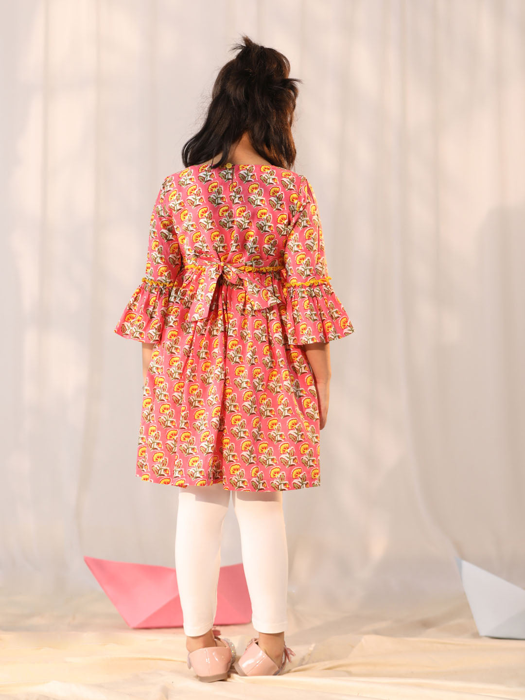 VASTRAMAY Girls' Pink and White Kurta Leggings Set - qivii