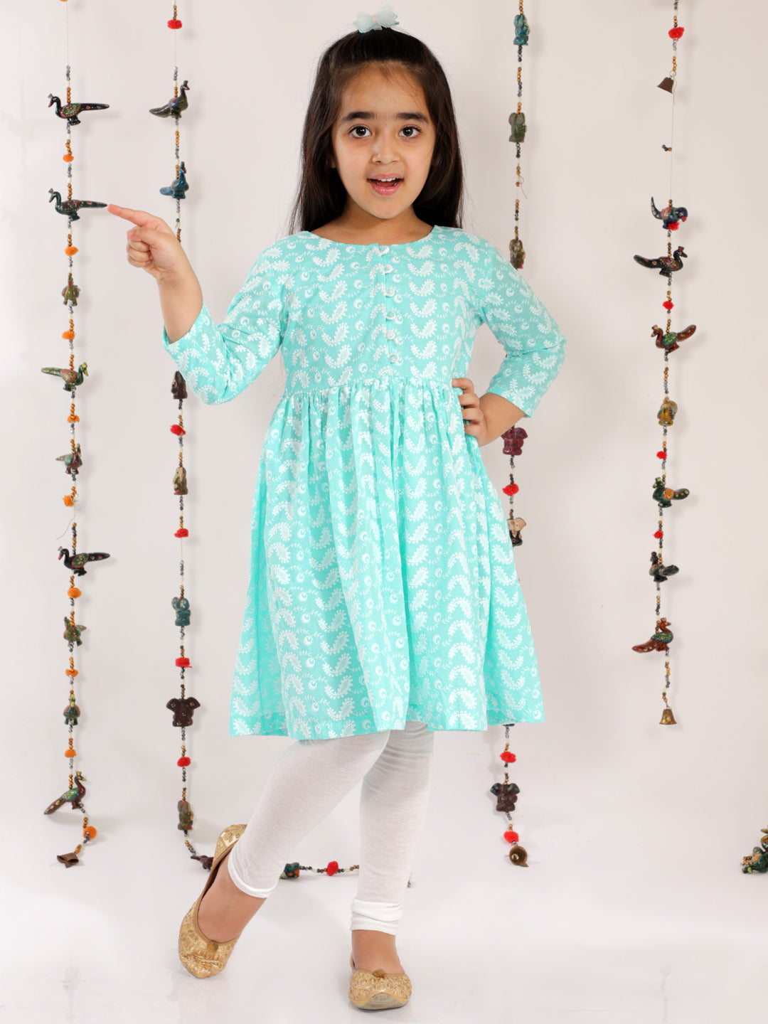 VASTRAMAY Girl's Green Pure Cotton Chikankari Kurta With Leggings - qivii