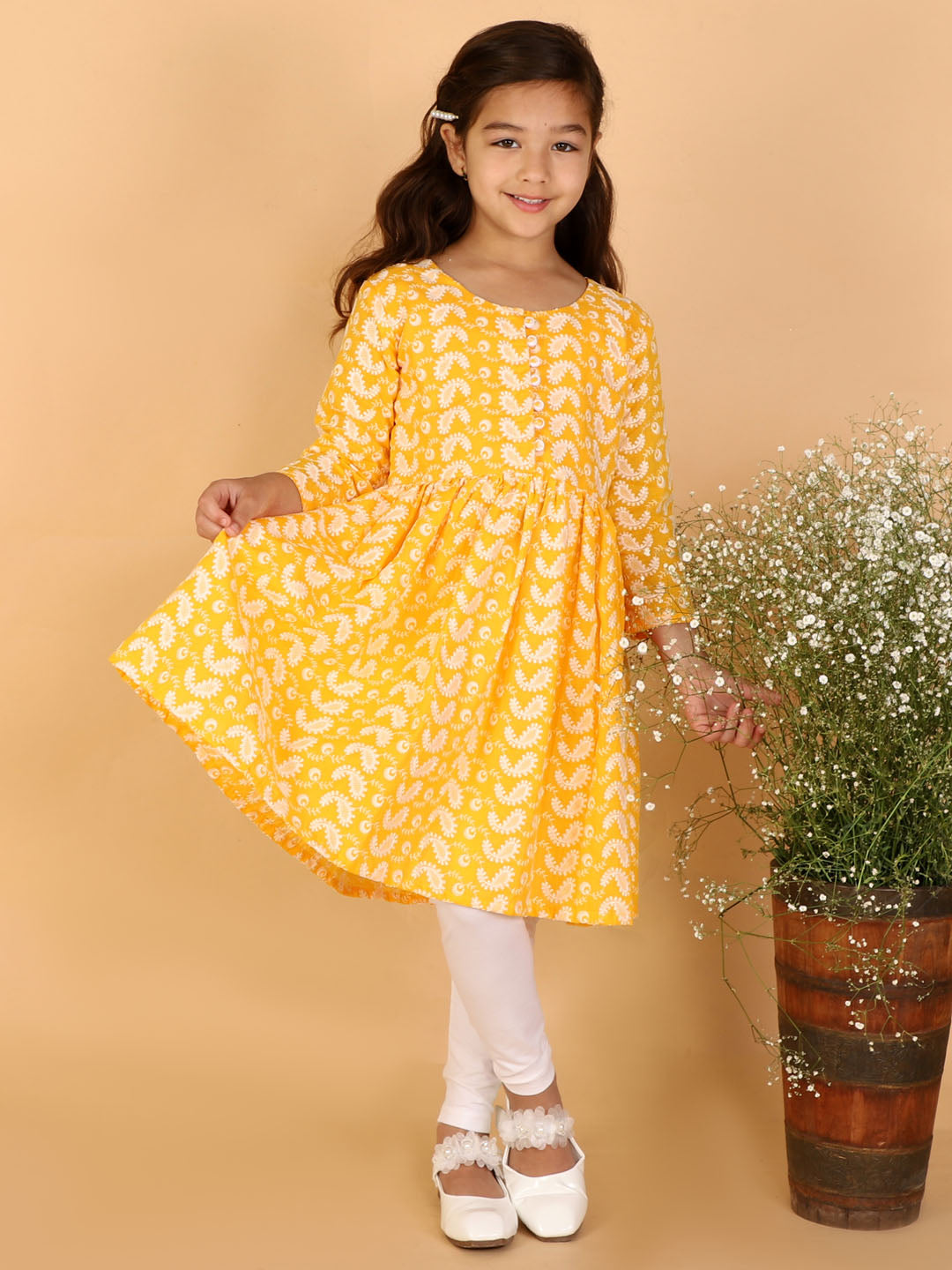 VASTRAMAY Girl's Orange Pure Cotton Chikankari Kurta With Leggings - qivii