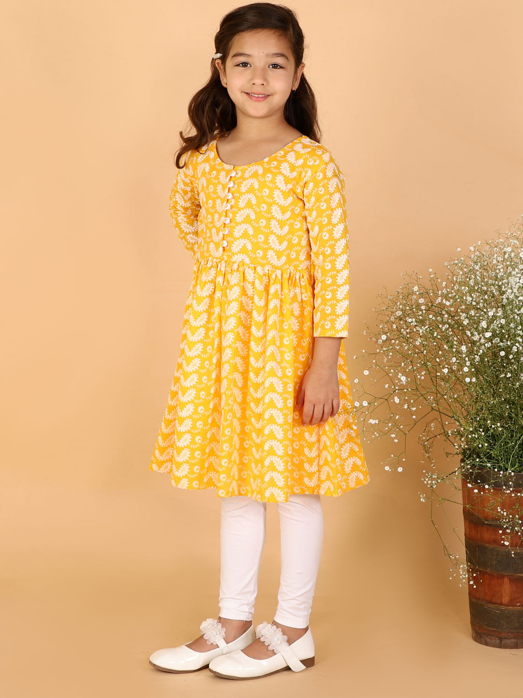 VASTRAMAY Girl's Orange Pure Cotton Chikankari Kurta With Leggings - qivii
