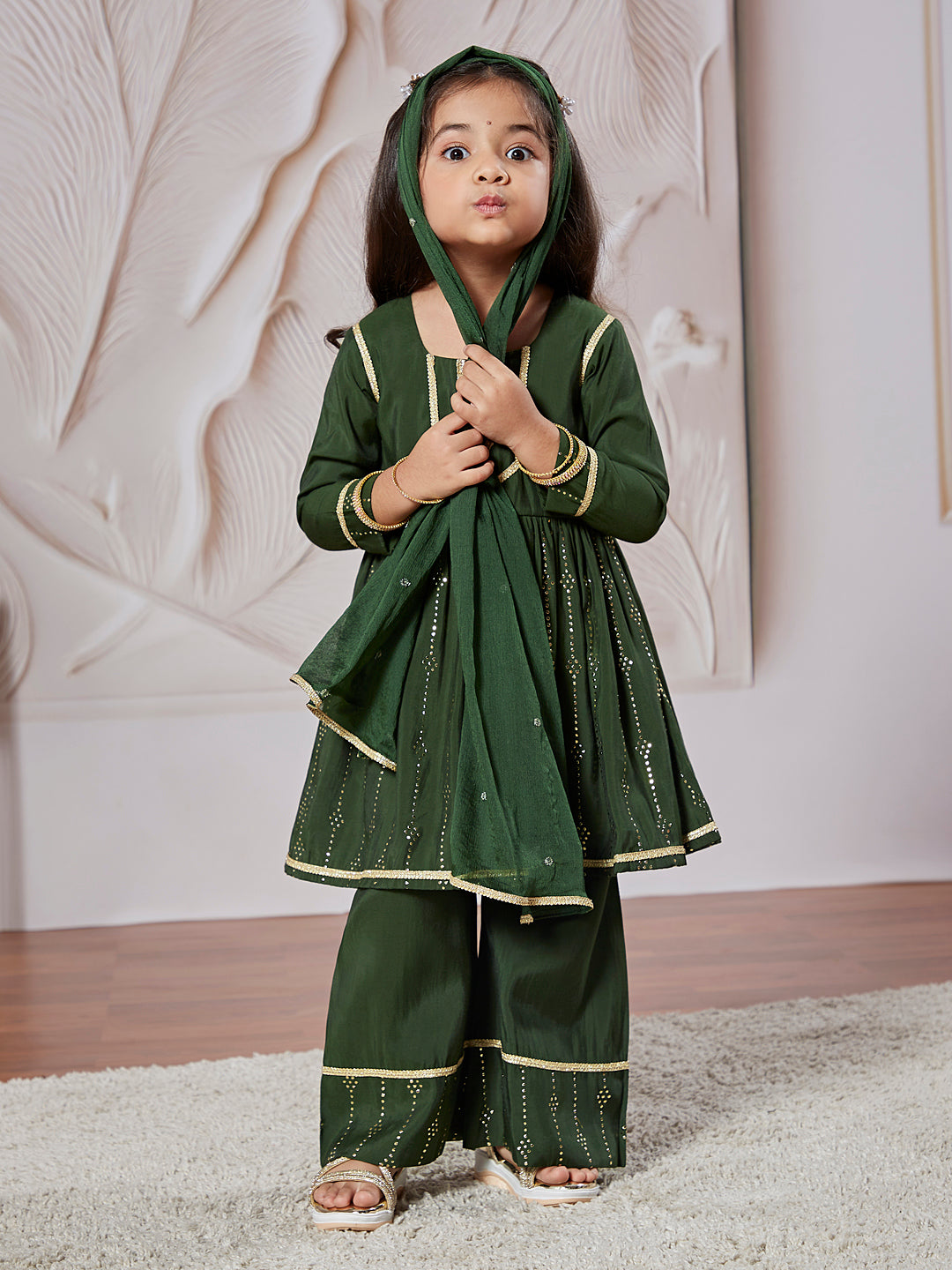 VASTRAMAY Girls' Bottle Green Kurta Set With Dupatta - qivii
