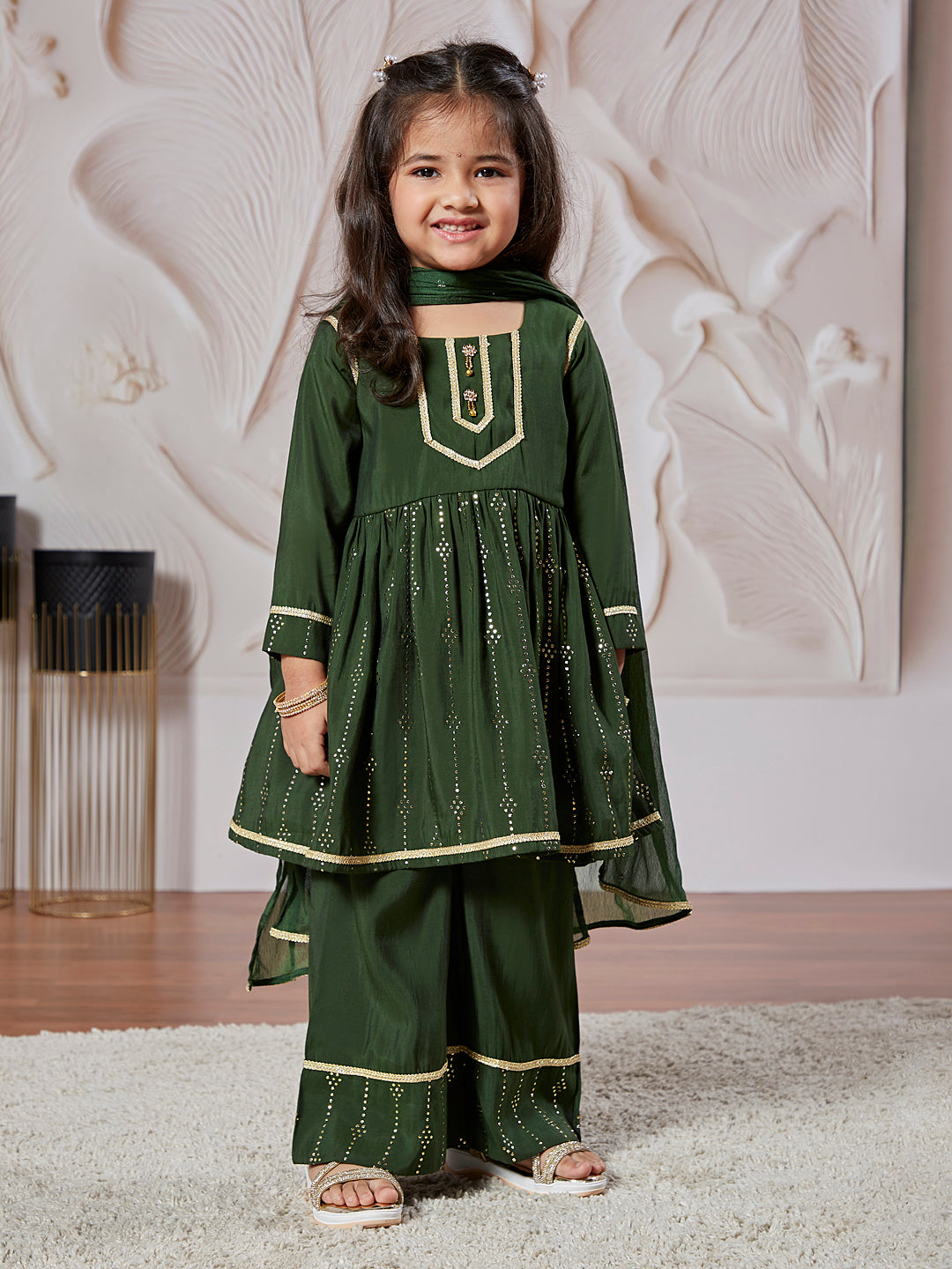 VASTRAMAY Girls' Bottle Green Kurta Set With Dupatta - qivii