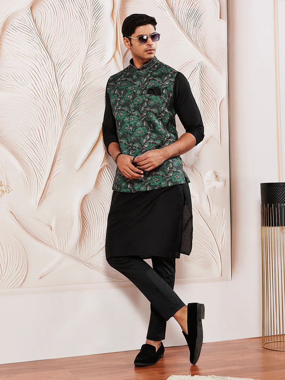 Men's Green Silk Blend Jacket,Kurta And Pyjama Set.