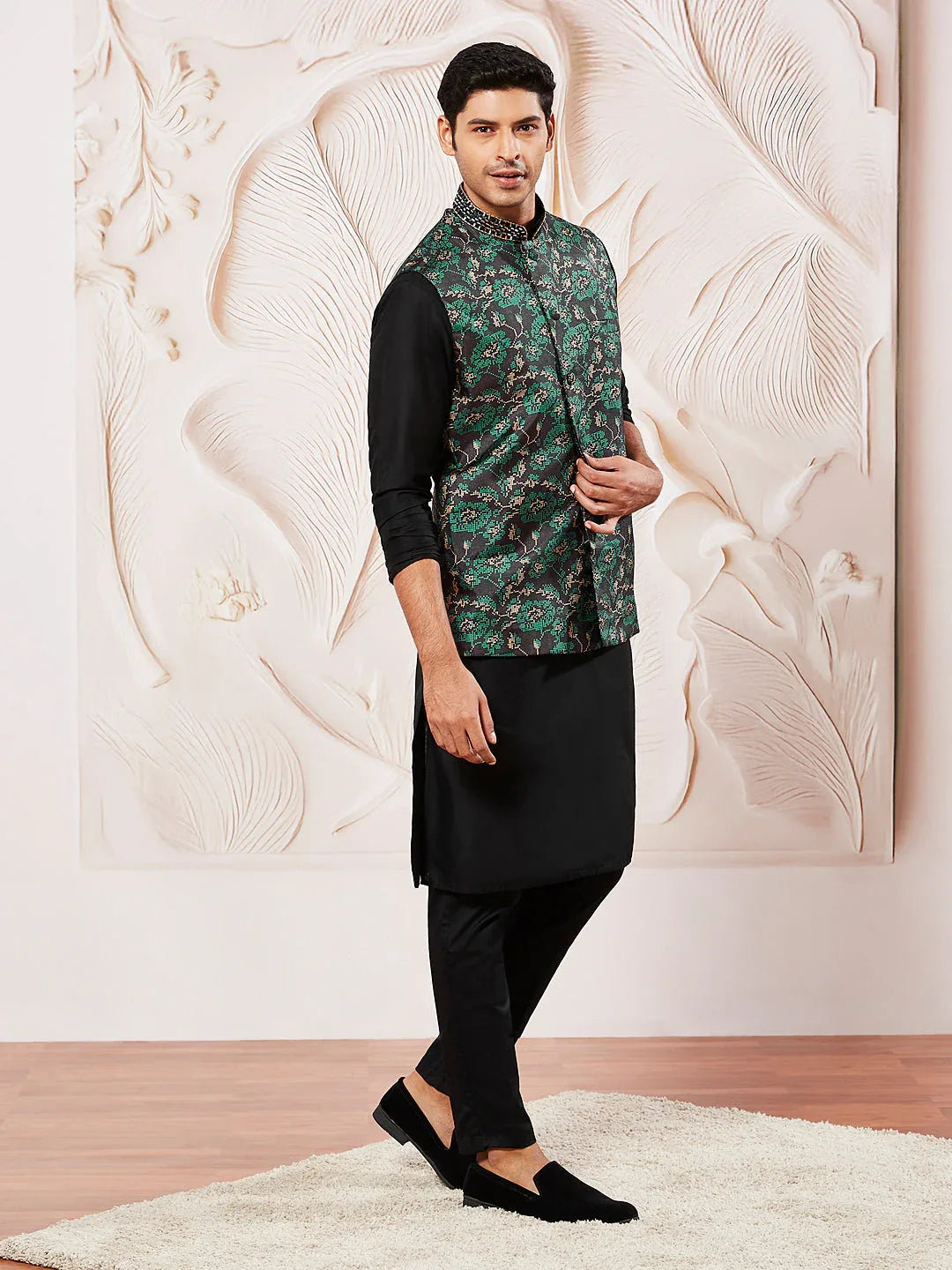 Men's Green Silk Blend Jacket,Kurta And Pyjama Set.