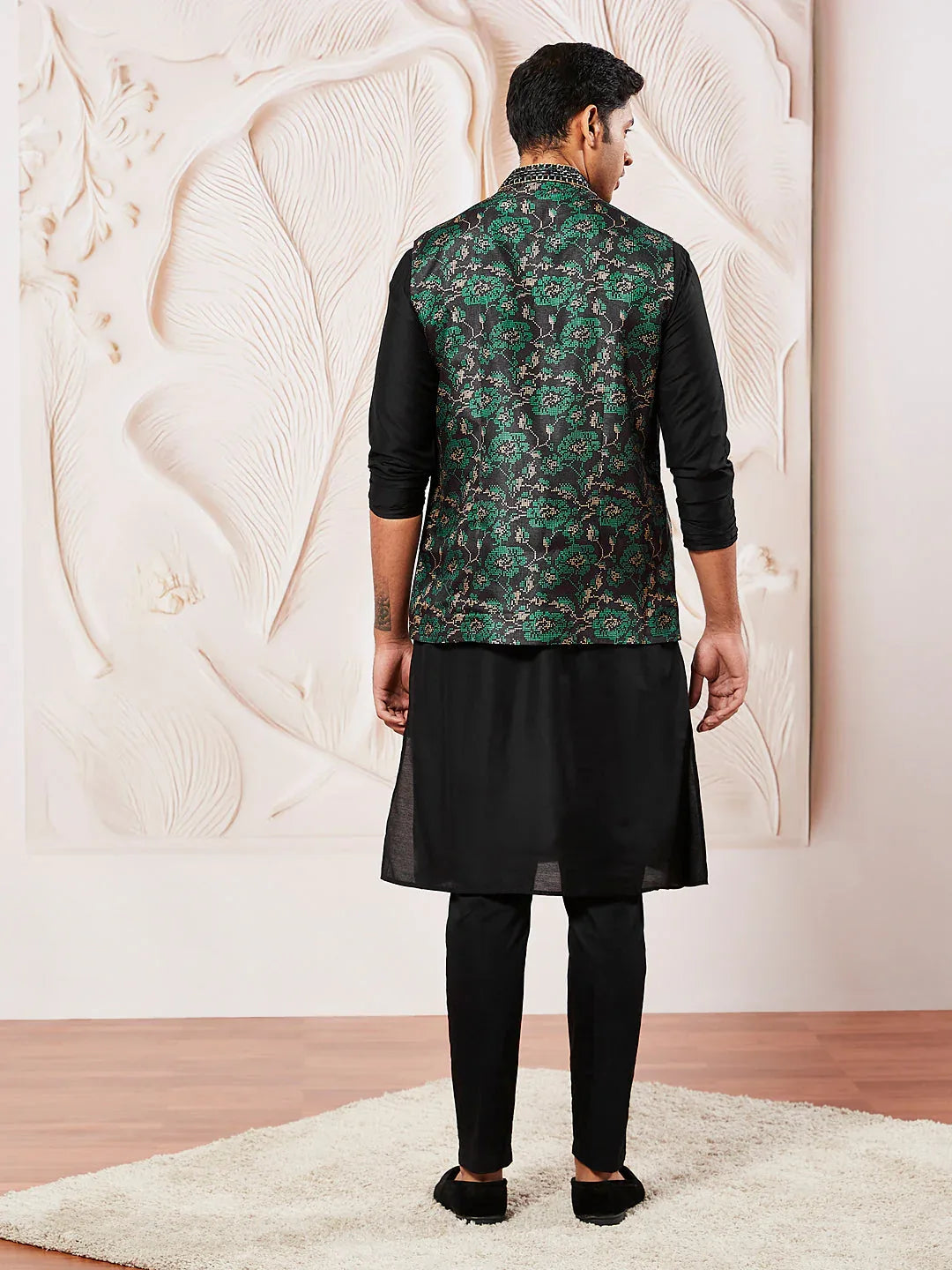 Men's Green Silk Blend Jacket,Kurta And Pyjama Set.