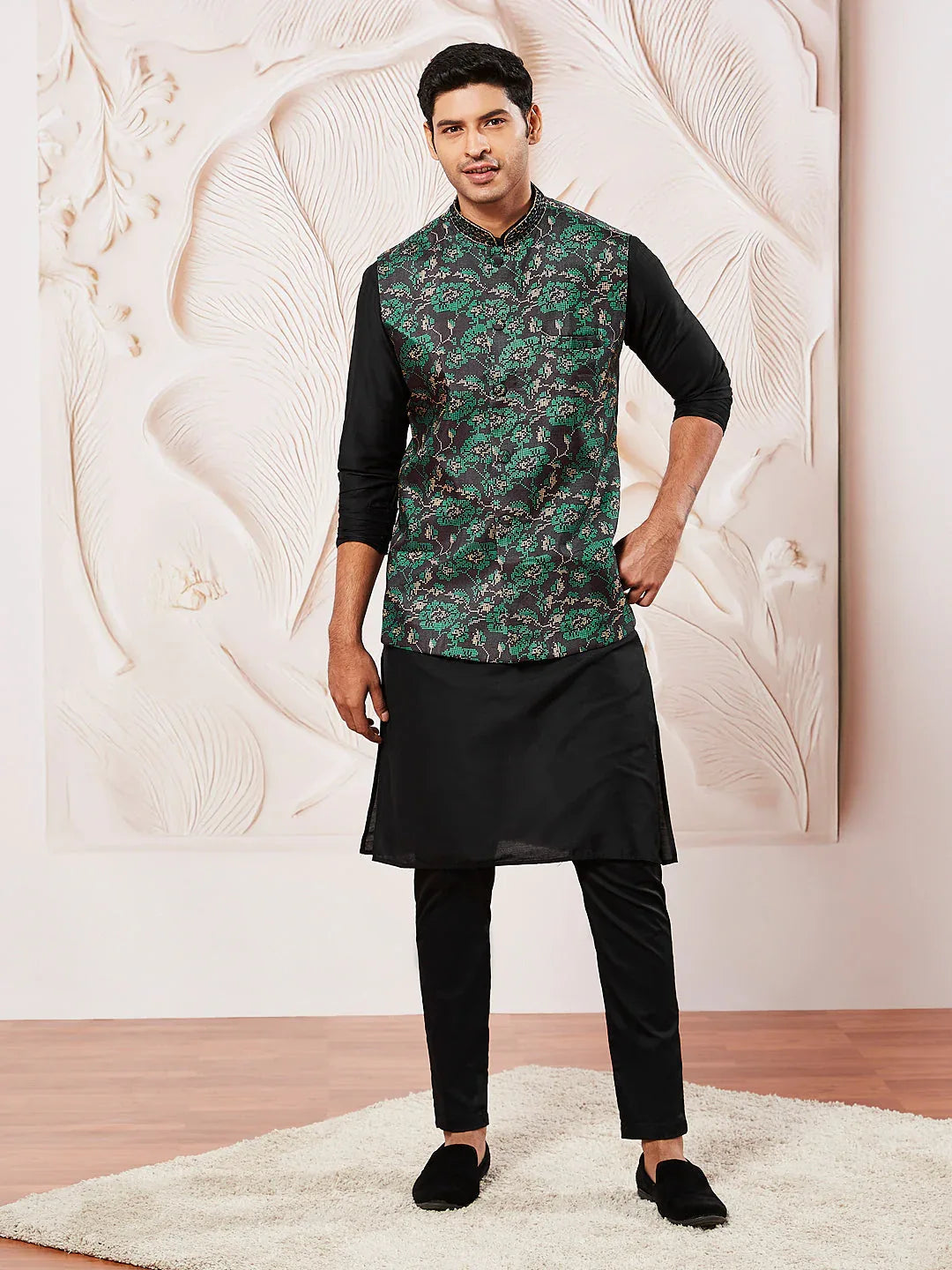 Men's Green Silk Blend Jacket,Kurta And Pyjama Set.