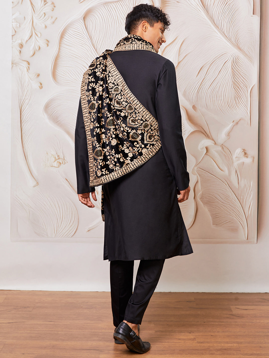 Men's Black Viscose Kurta, Pyjama And Dupatta Set.