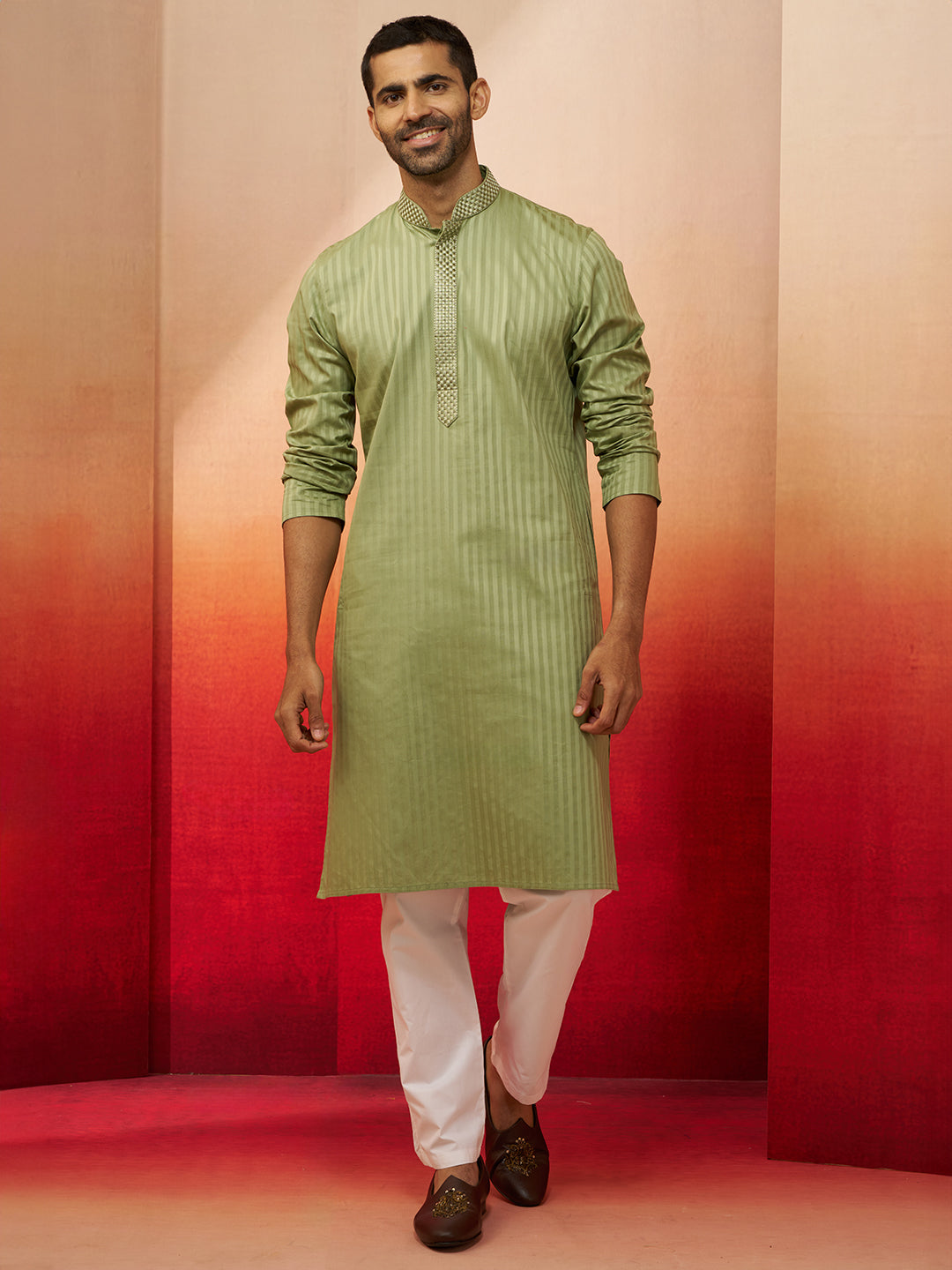 Vastramay Men Mint Green Cotton Monalisa Embroidered Kurta