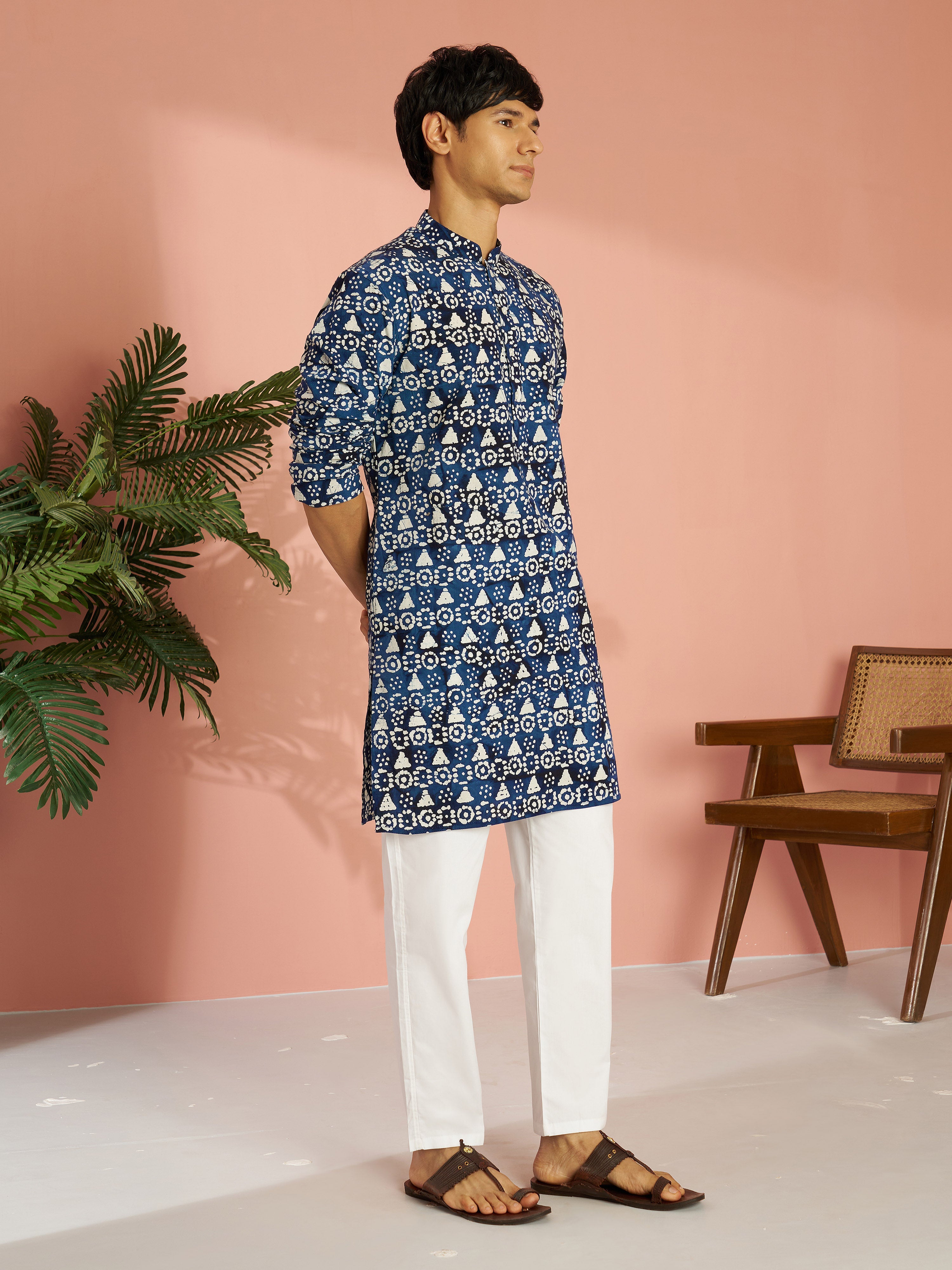 Men's Blue Batik Printed Cotton Kurta & White Pyjama Set