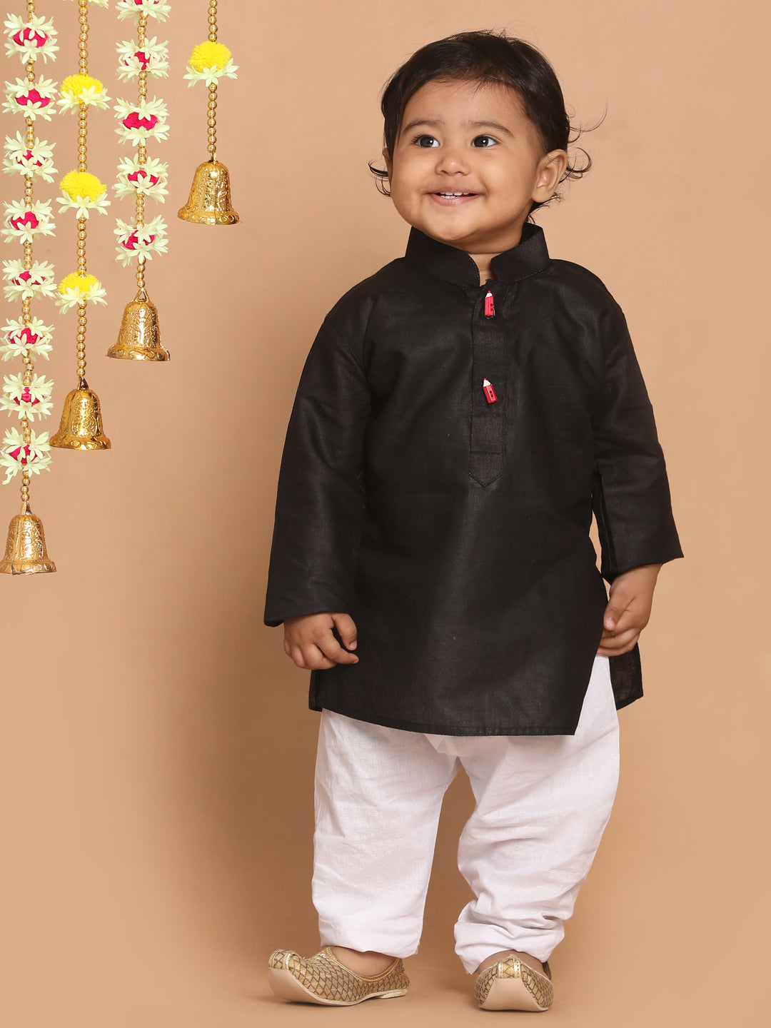VASTRAMAY Boy's Black Kurta With White Pyjama Set - qivii