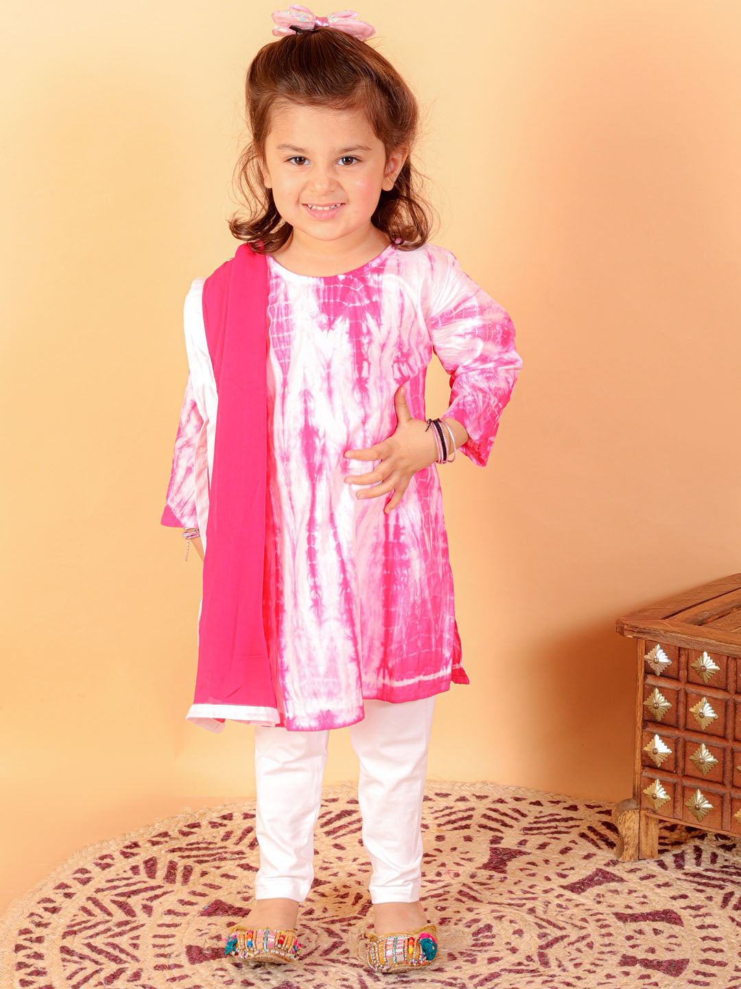 VASTRAMAY SISHU Girls Pink & White Pure Cotton Tie-Dye Kurta Leggings & Dupatta Set - qivii