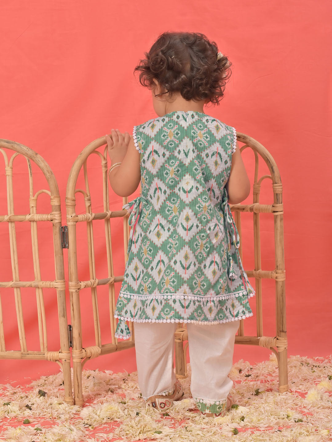 VASTRAMAY Girls Green Ikaat print A-Line Kurta Pyjama Set - qivii