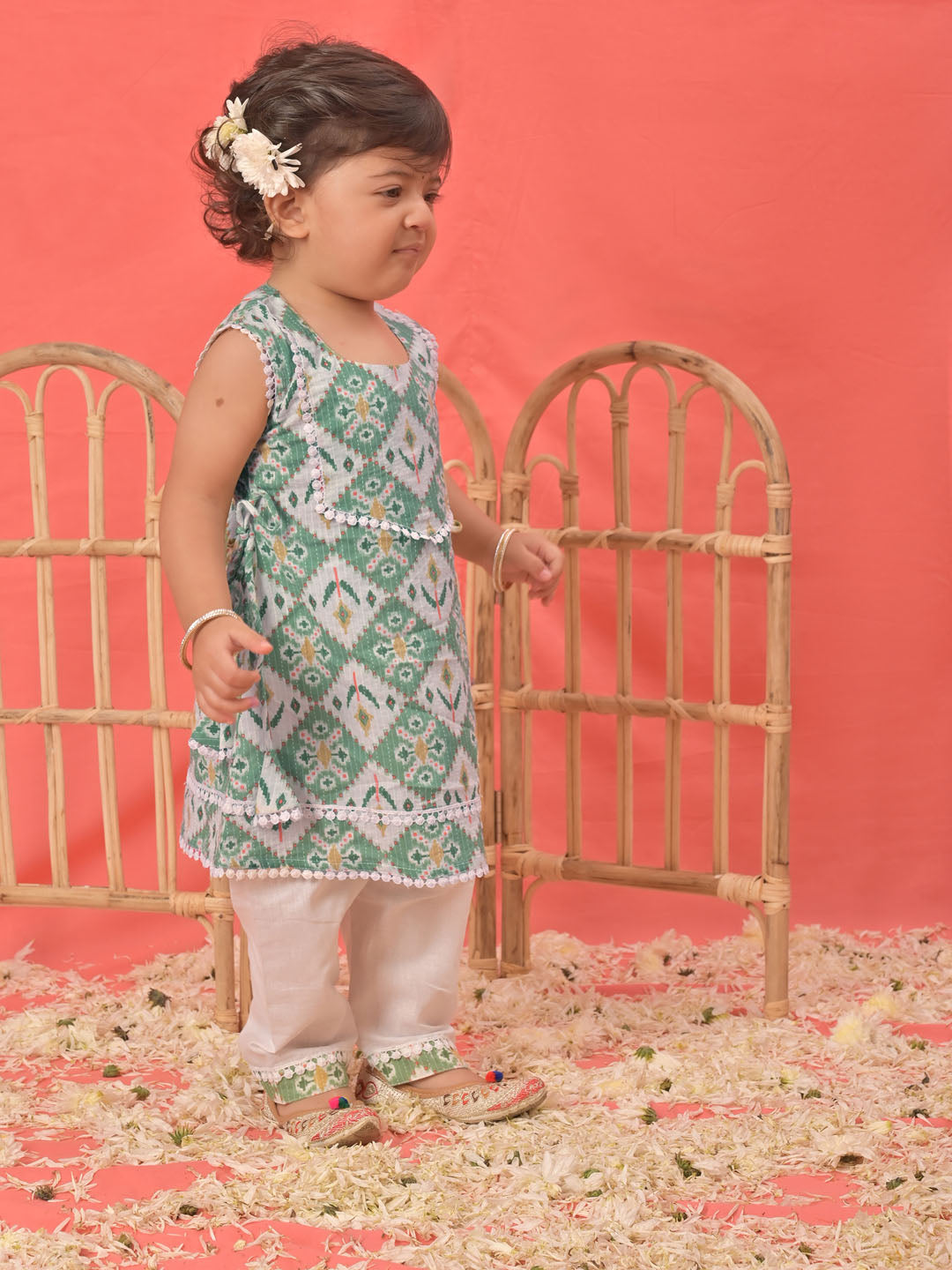 VASTRAMAY Girls Green Ikaat print A-Line Kurta Pyjama Set - qivii