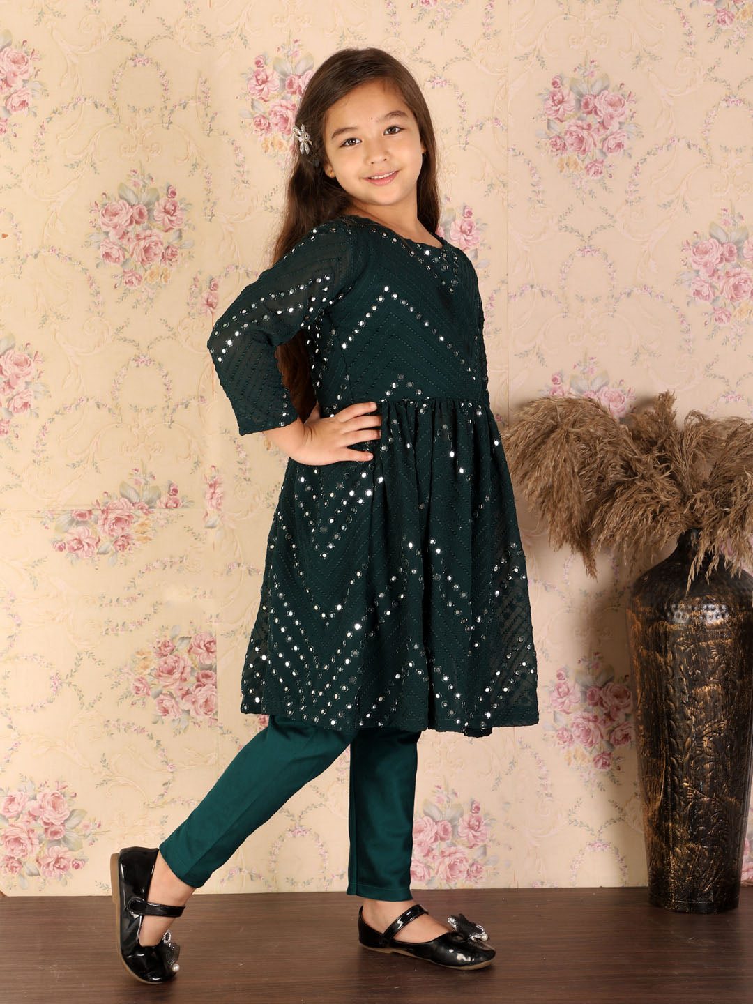VASTRAMAY Girl's Green Mirror Kurta Pyjama Set - qivii