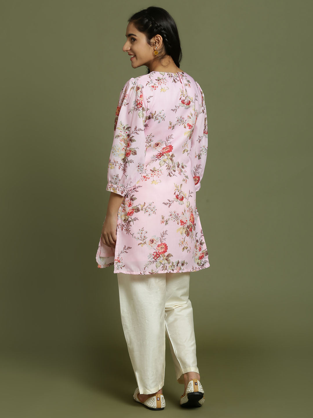 Yuva VASTRAMAY Girls Pink Floral Printed Kurta With Cream Pant Set - qivii