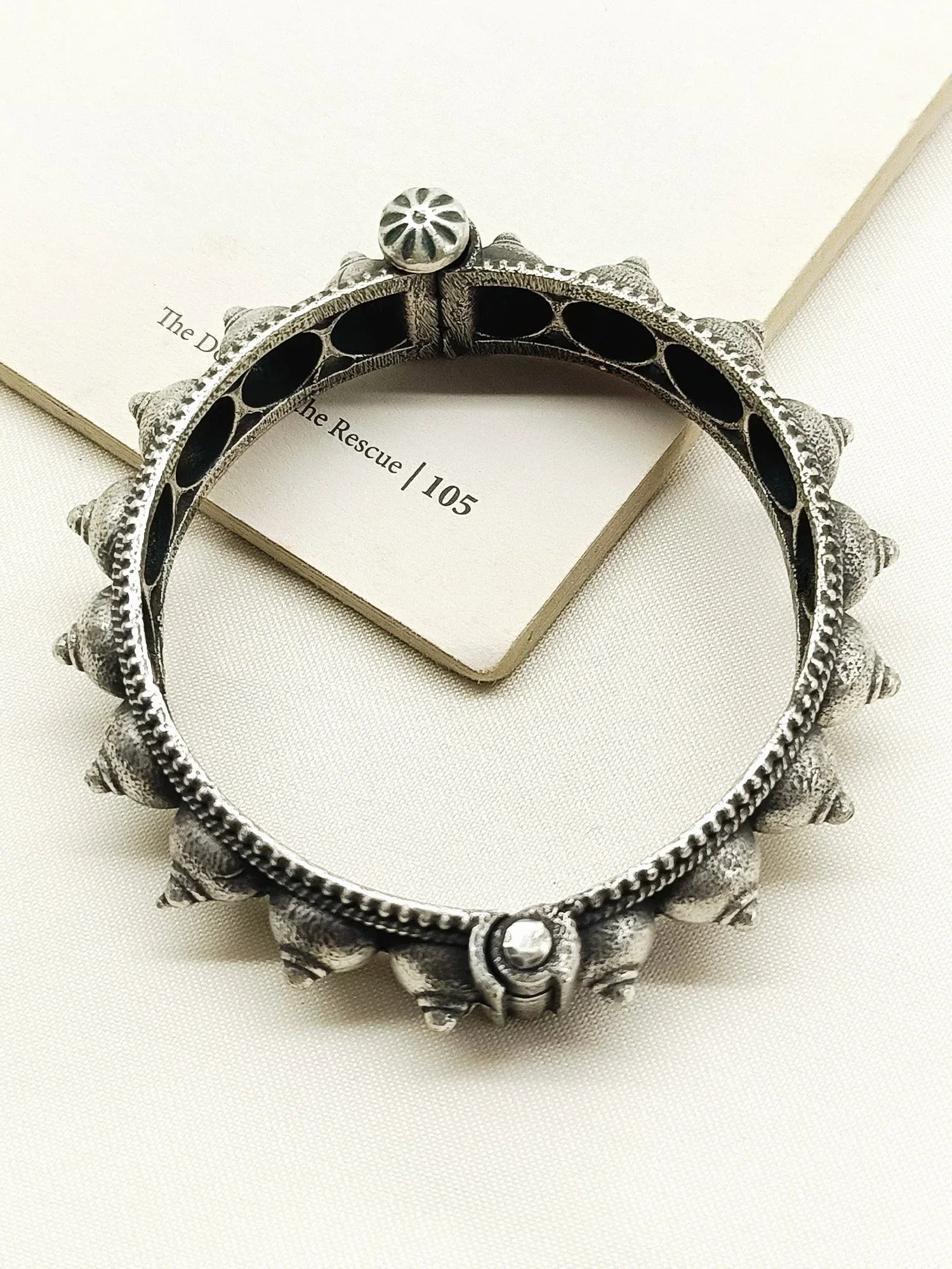 Yashodhara Plain Oxidized Kada