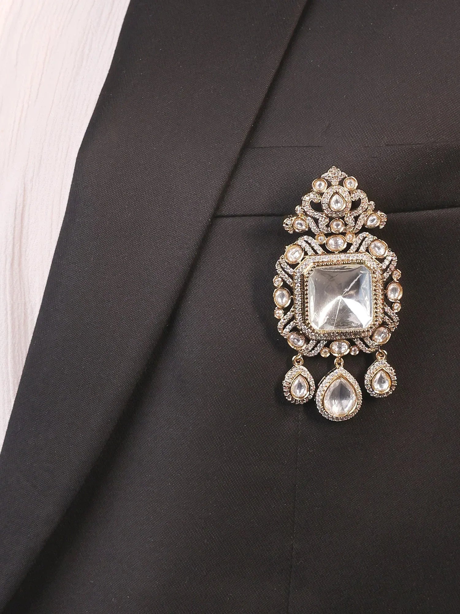 Kiyansh White Men's Brooch