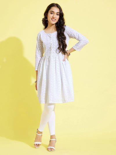 YUVA BY VASTRAMAY Girl's White Pure Cotton Chikankari kurta With Leggings Set - qivii