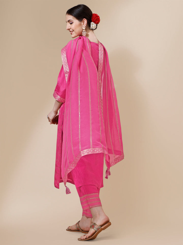 Pink Bandhani Print Jacquard Kurta Suit Set by Qivii