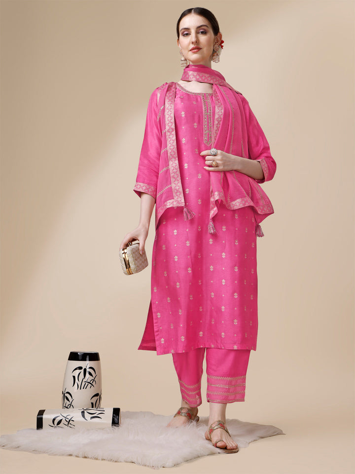 Pink Bandhani Print Jacquard Kurta Suit Set by Qivii