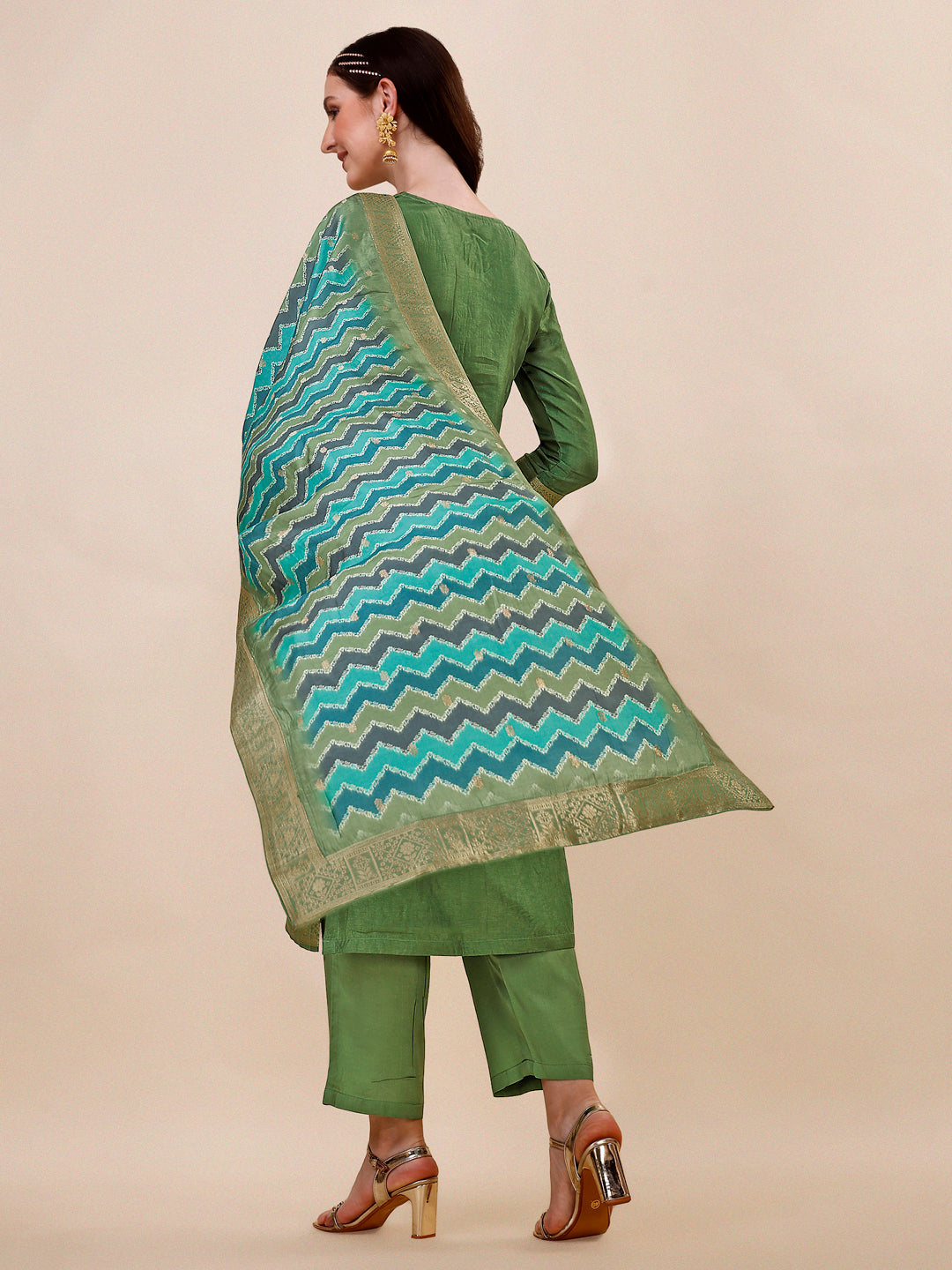 Green Jacquard Kurta Suit Set with Bandhani Printed Dupatta by Qivii