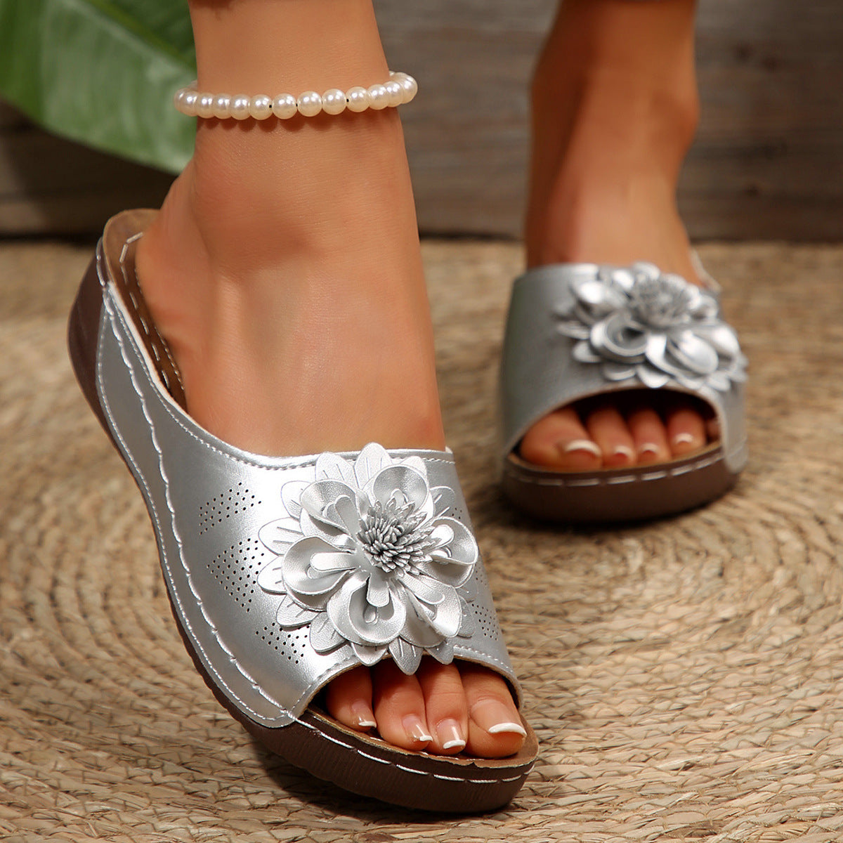 Women's Fleur Cutout Wedge Slides – Flower Appliqué Platform Sandals (US 5–11.5) (Copy)
