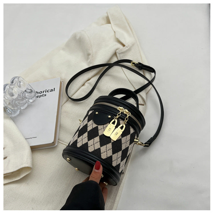 Women‘s Artisan Quilted Crossbody Bag Vintage Bunny Charm Bucket Tote