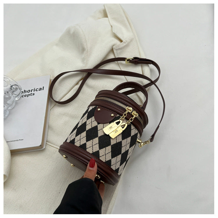 Women‘s Artisan Quilted Crossbody Bag Vintage Bunny Charm Bucket Tote