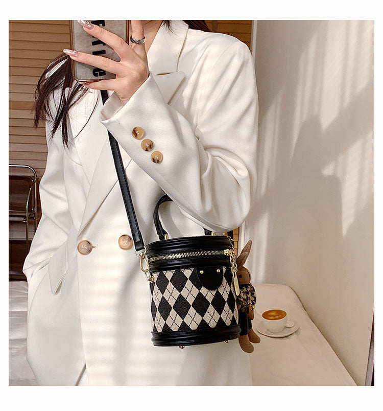 Women‘s Artisan Quilted Crossbody Bag Vintage Bunny Charm Bucket Tote