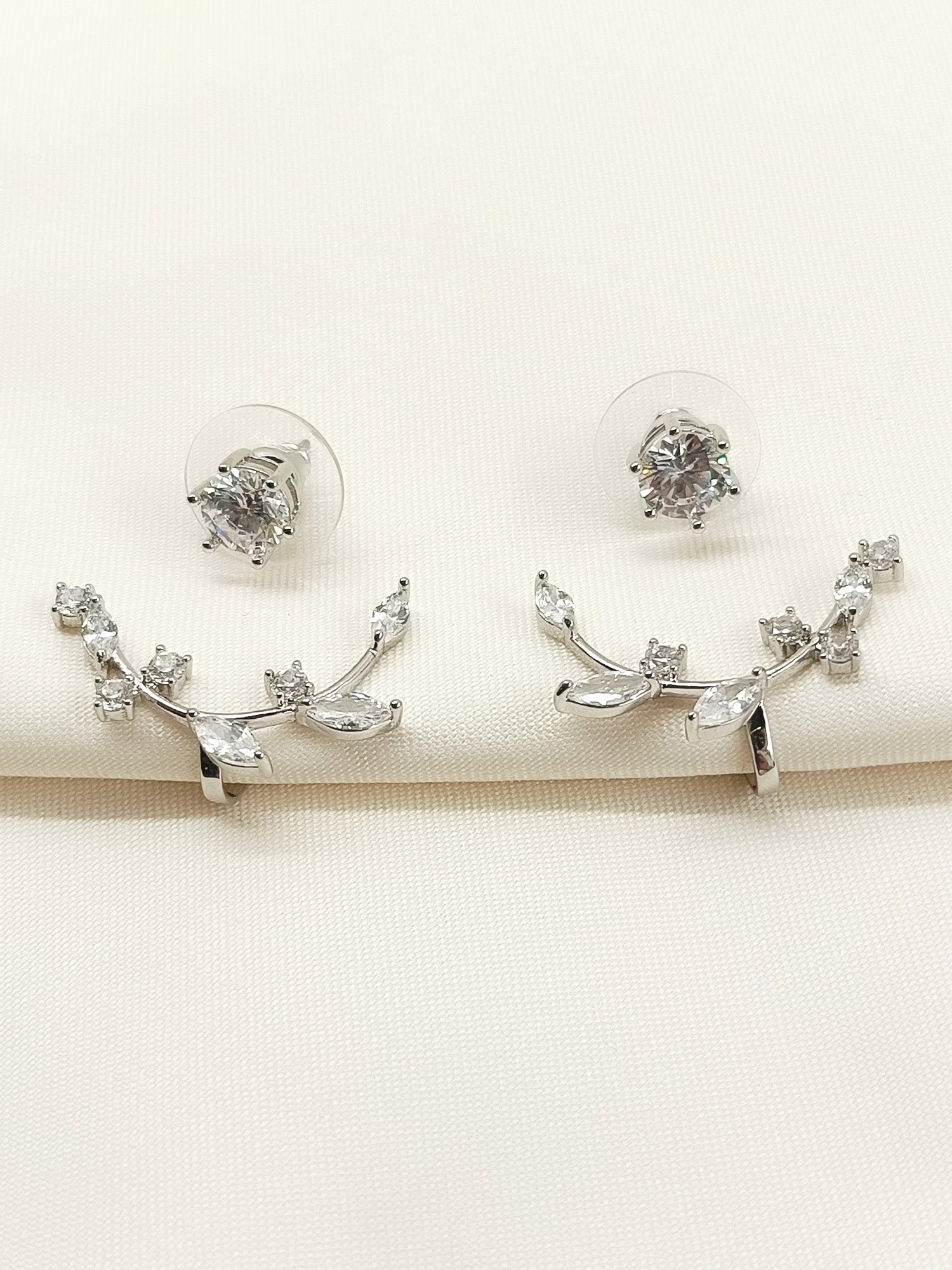 Kairan White 92.5 Silver Earcuff With Solitaire Stud