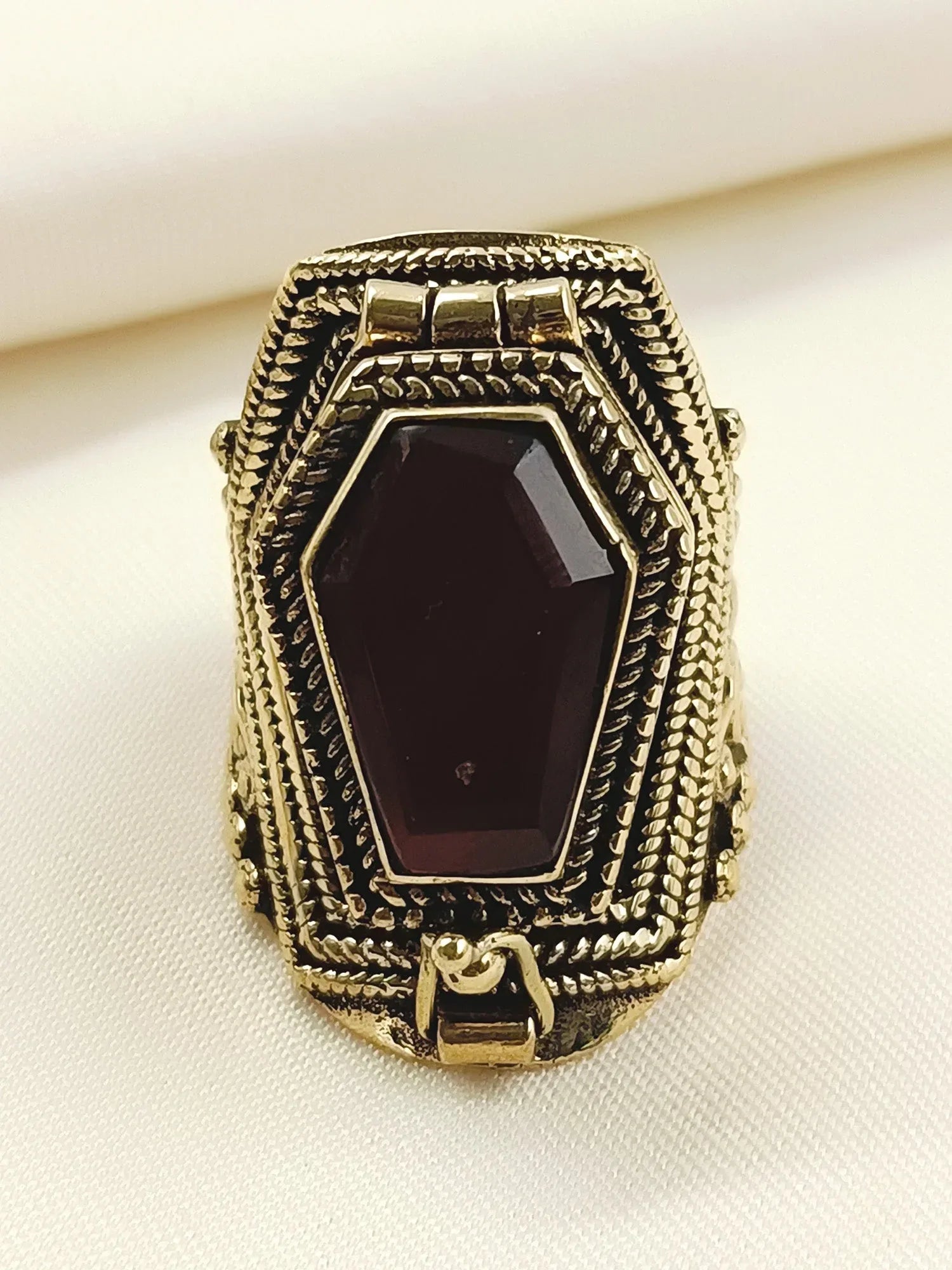 Maral Maroon Western Finger Ring