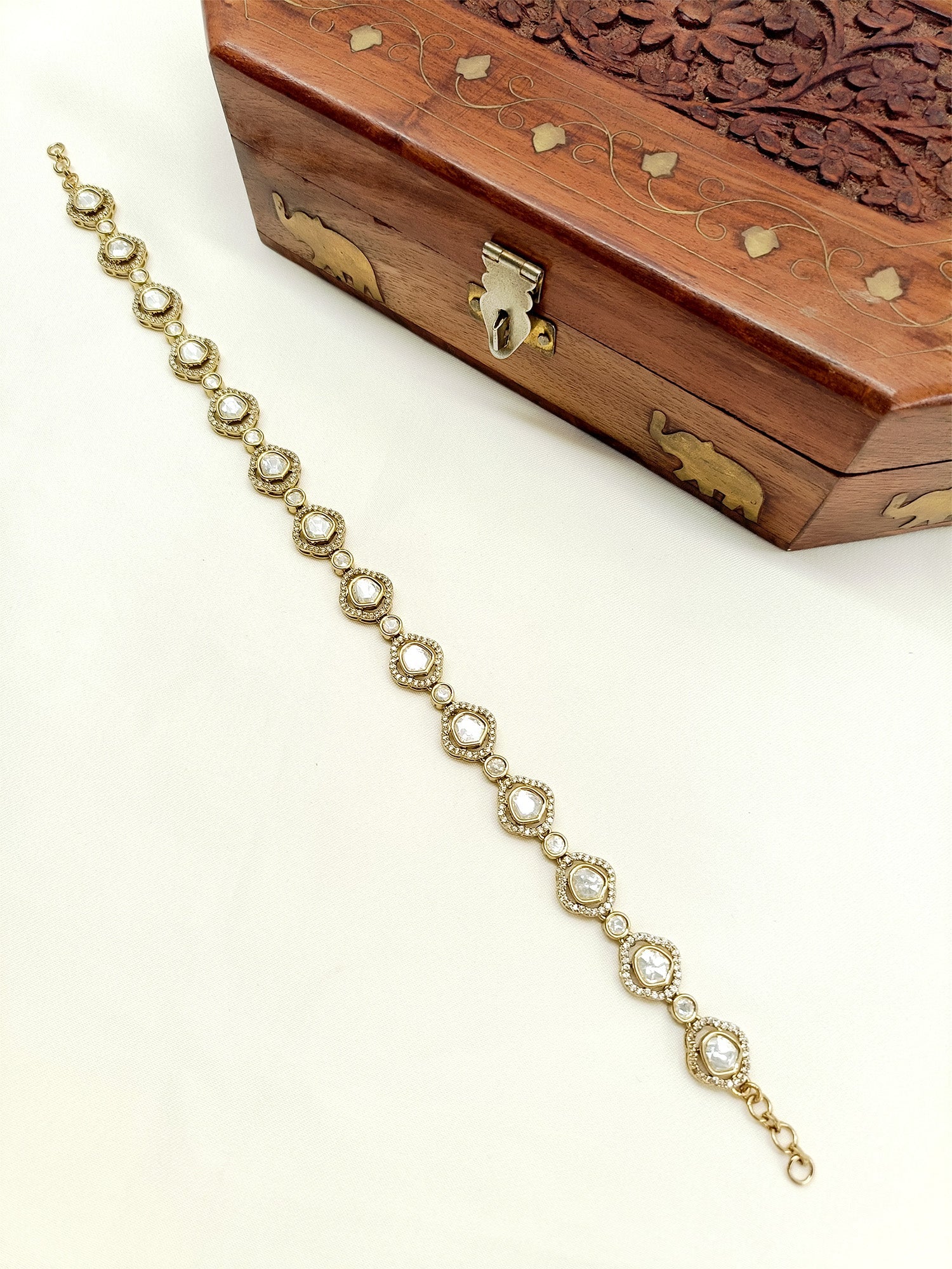 Avya White Sheeshpatti