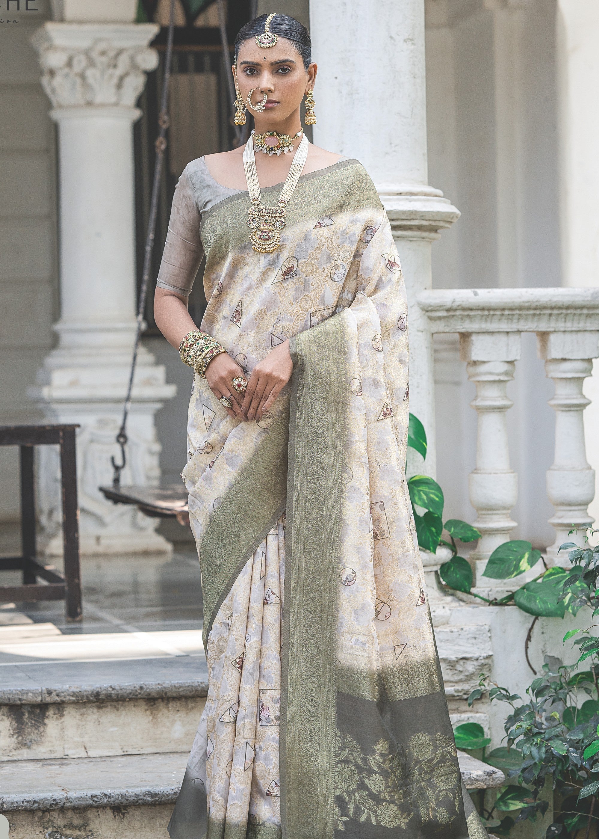 Ivory white Woven Silk Saree with Contrast Pallu - qivii