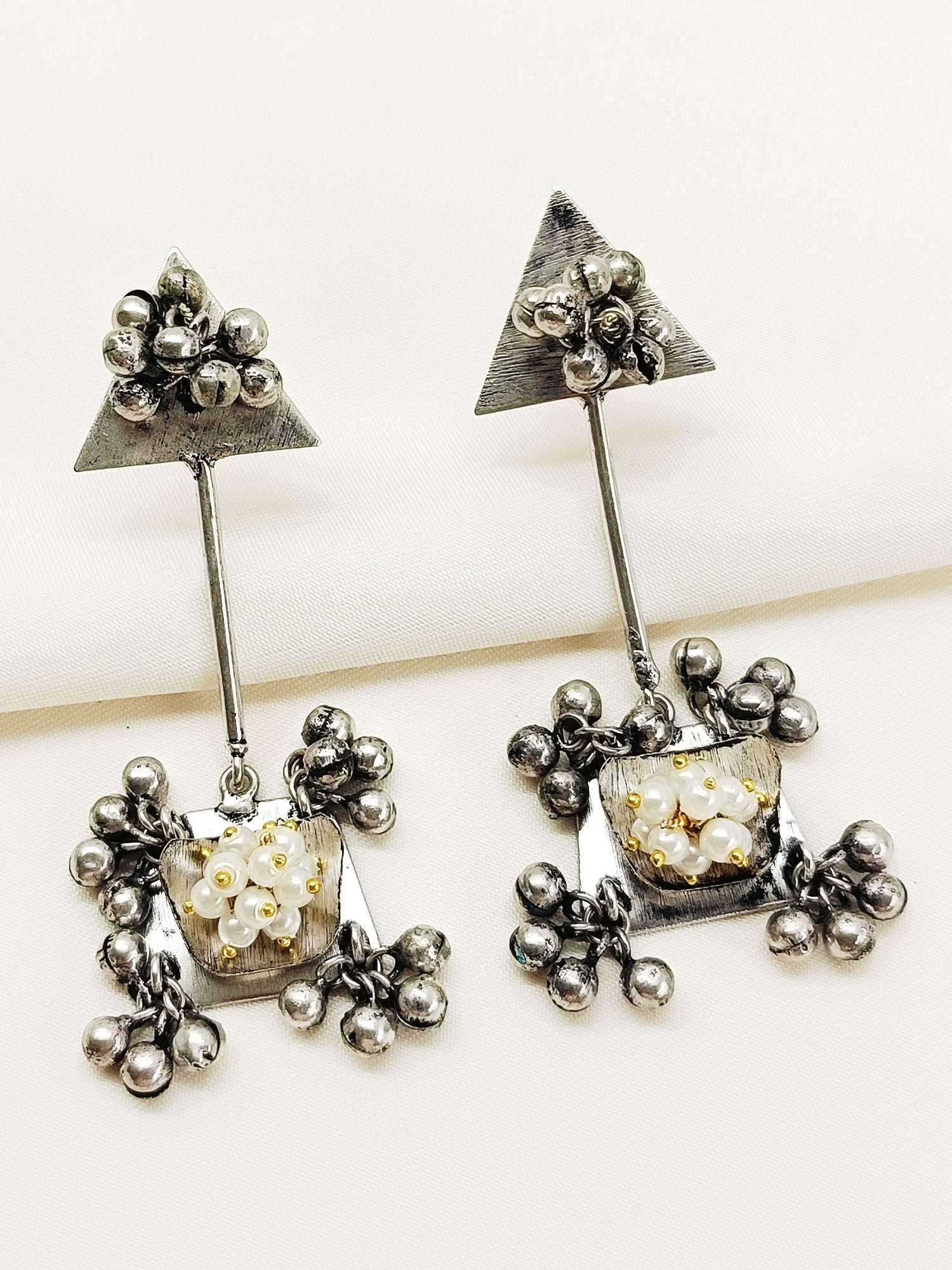 Nandu Whie Pearl Oxidized Earring
