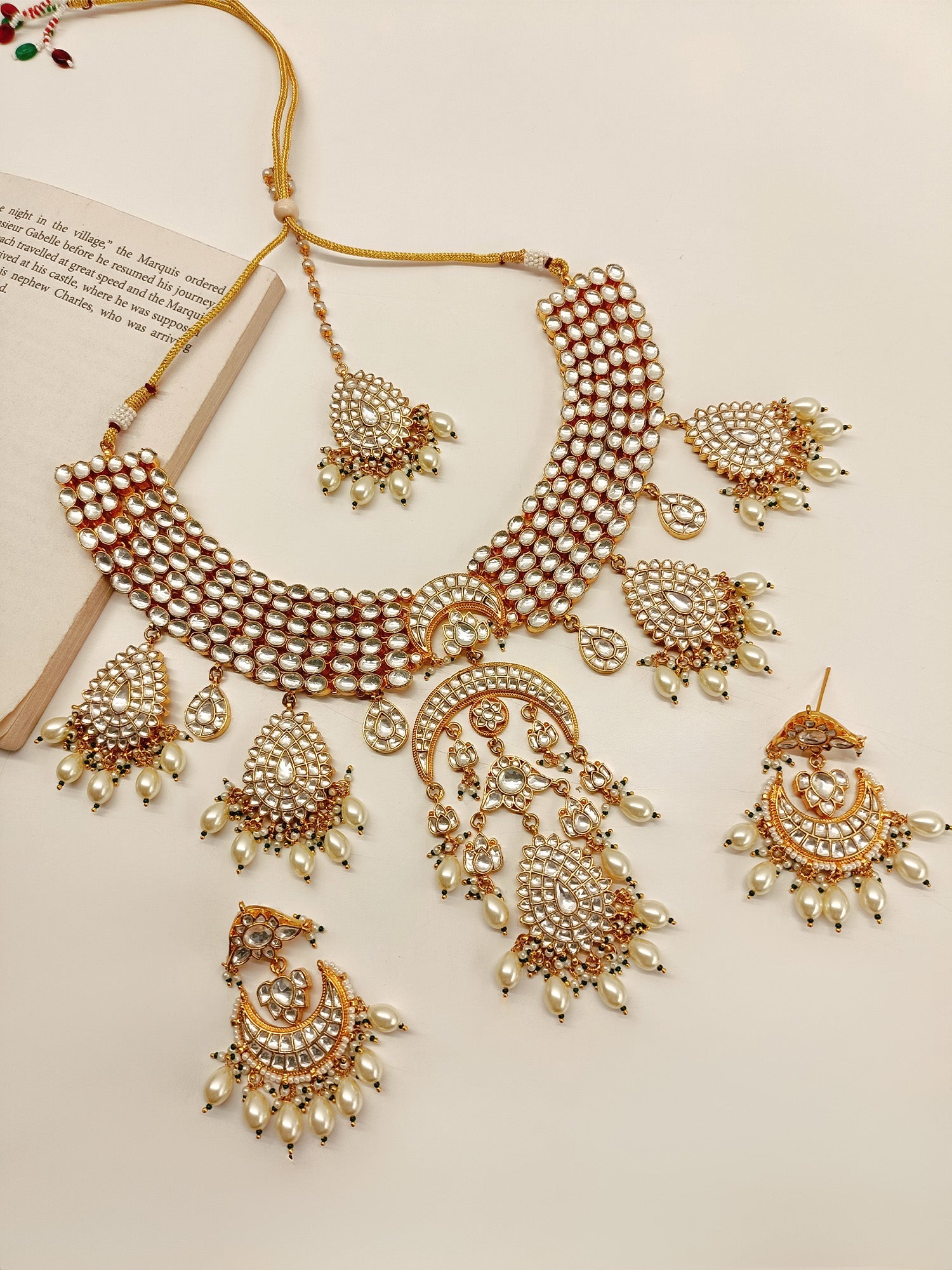 Omisha White Kundan Necklace Set - qivii