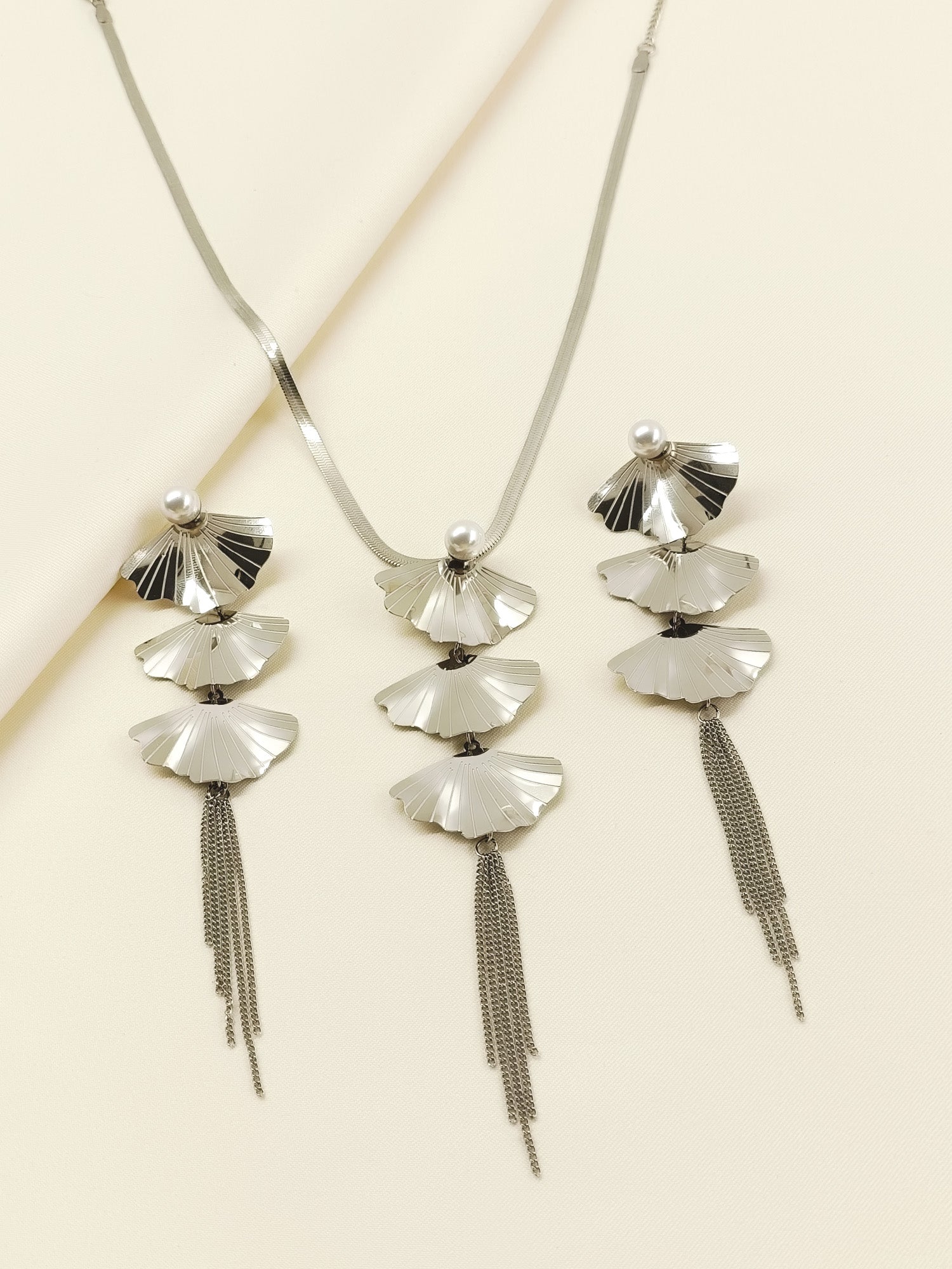 Lilyana Silver Western Necklace Set