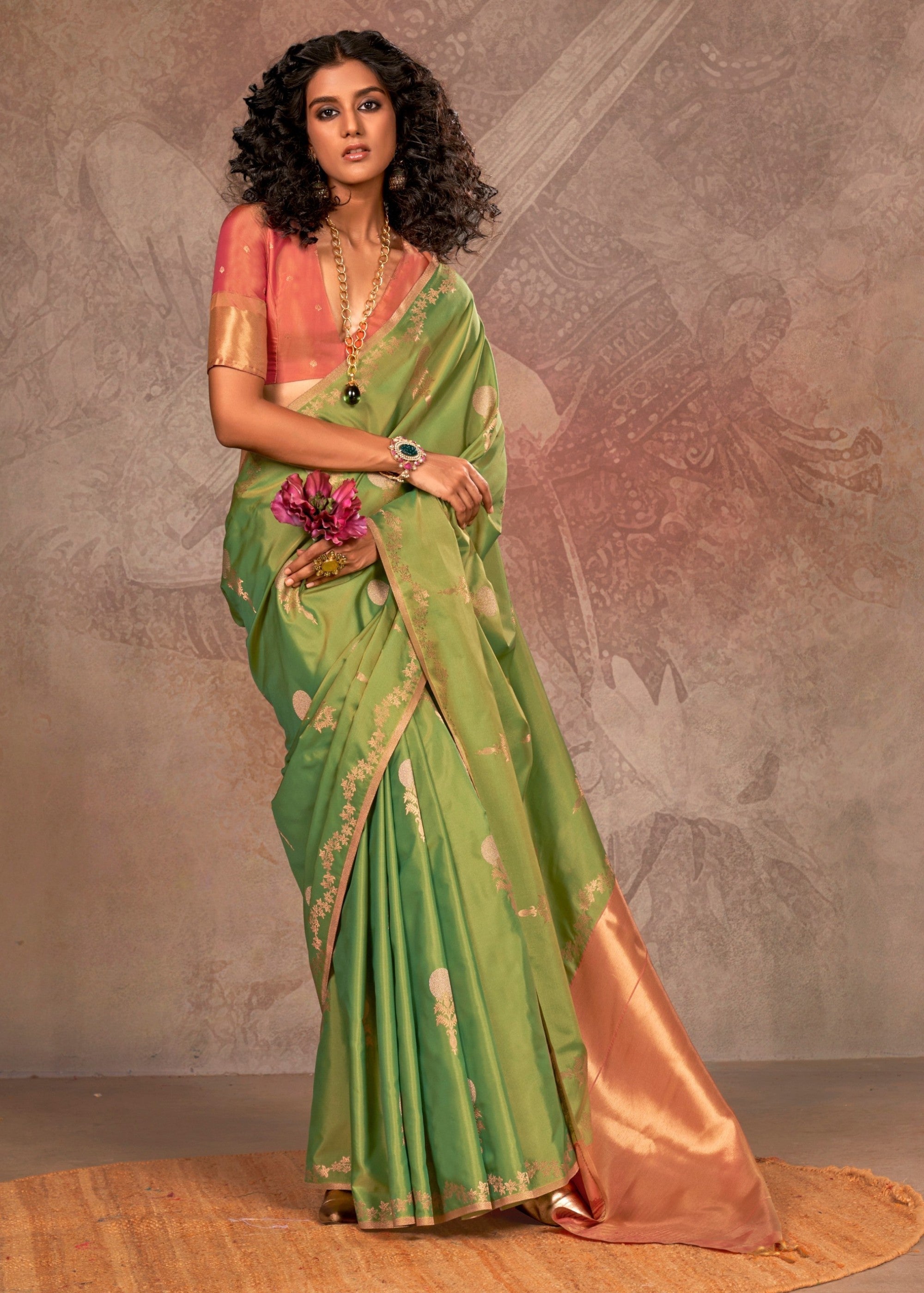 Lime Green Two Tone Handloom Weaving Silk Saree with Contrast Pallu - qivii