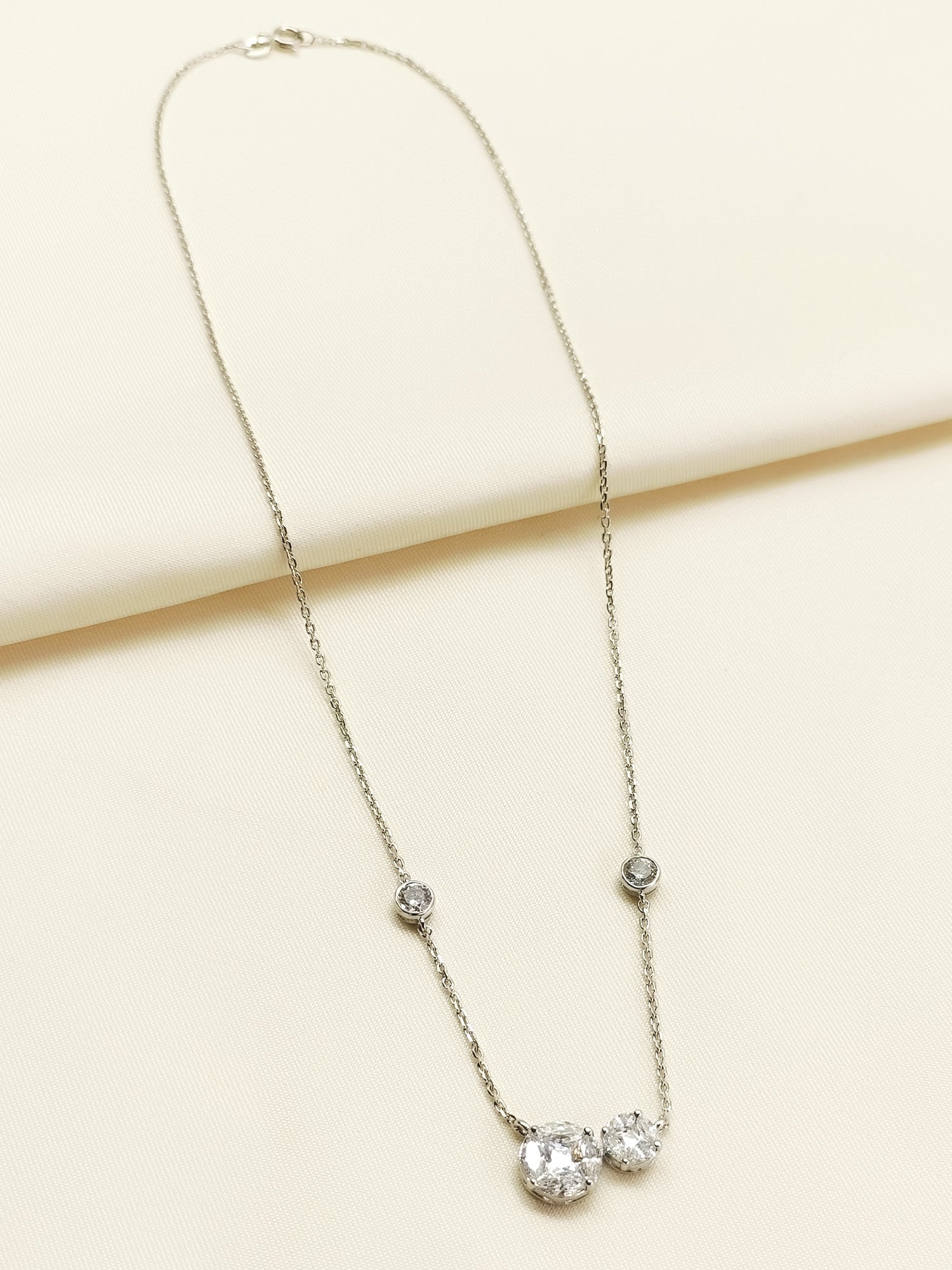 Urvita 92.5 Silver Swarovski Stone Pendal - qivii