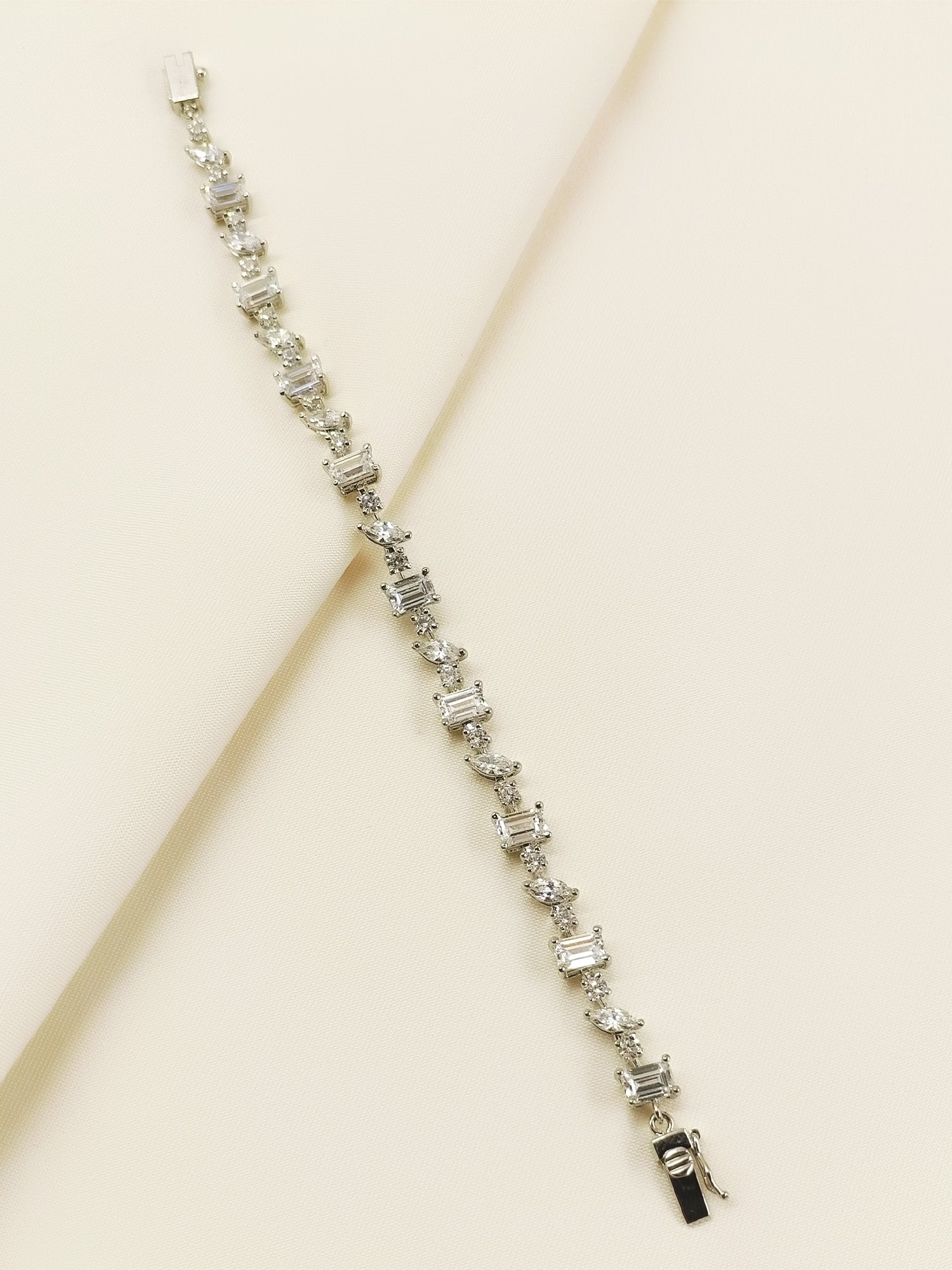 Ekaja White 92.5 Silver Swarovski Stone Bracelet - qivii