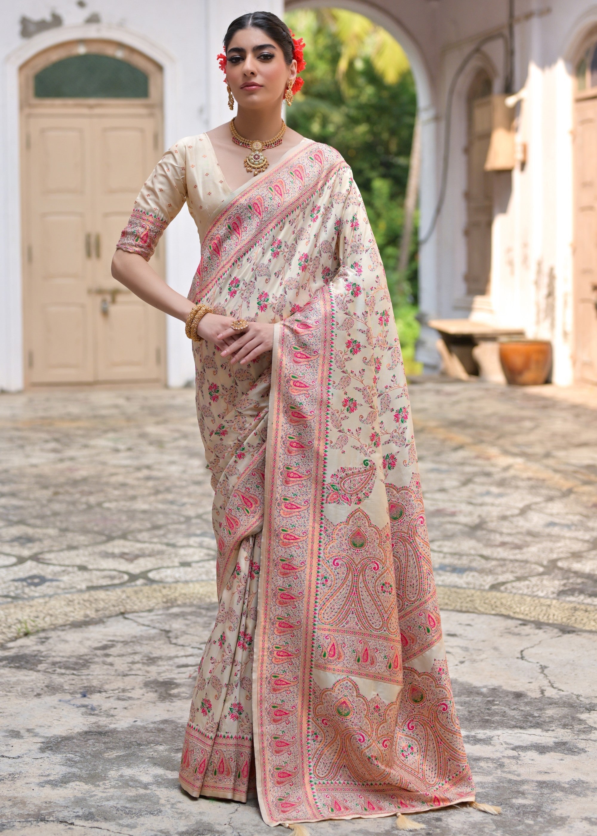 Cream Thread Woven Jal & Flower Silk Saree With Thread Woven Pallu - qivii