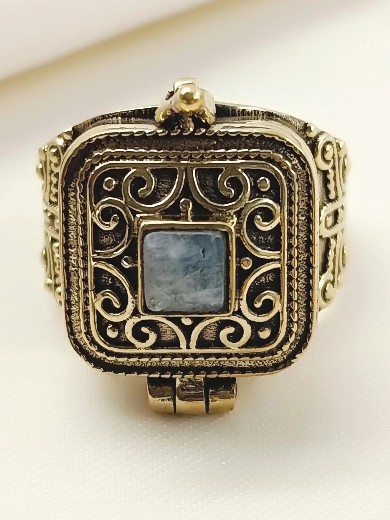 Haridra Grey Western Finger Ring