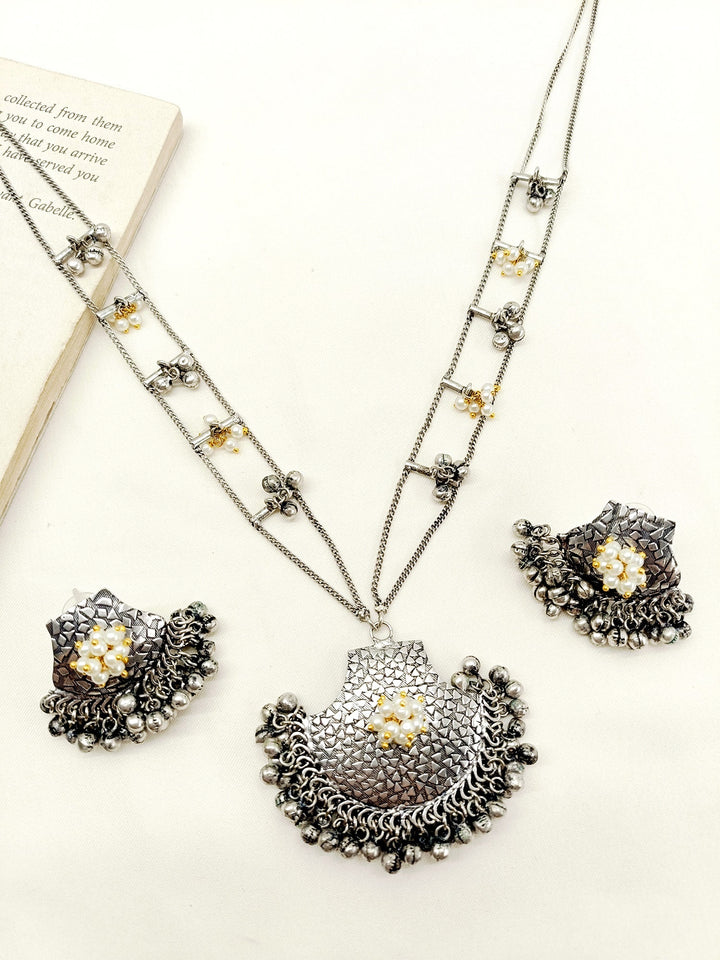 Ameliya Cream Oxidized Pendant Set